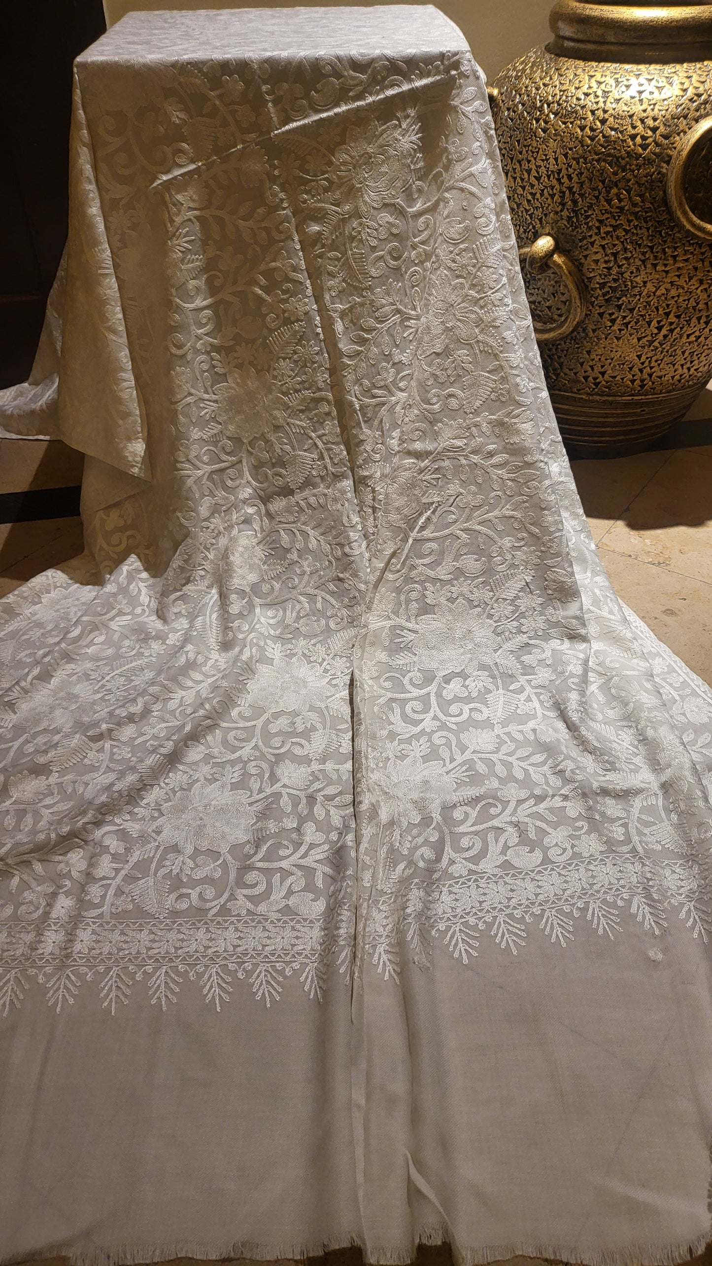 Embroidered shawl : white