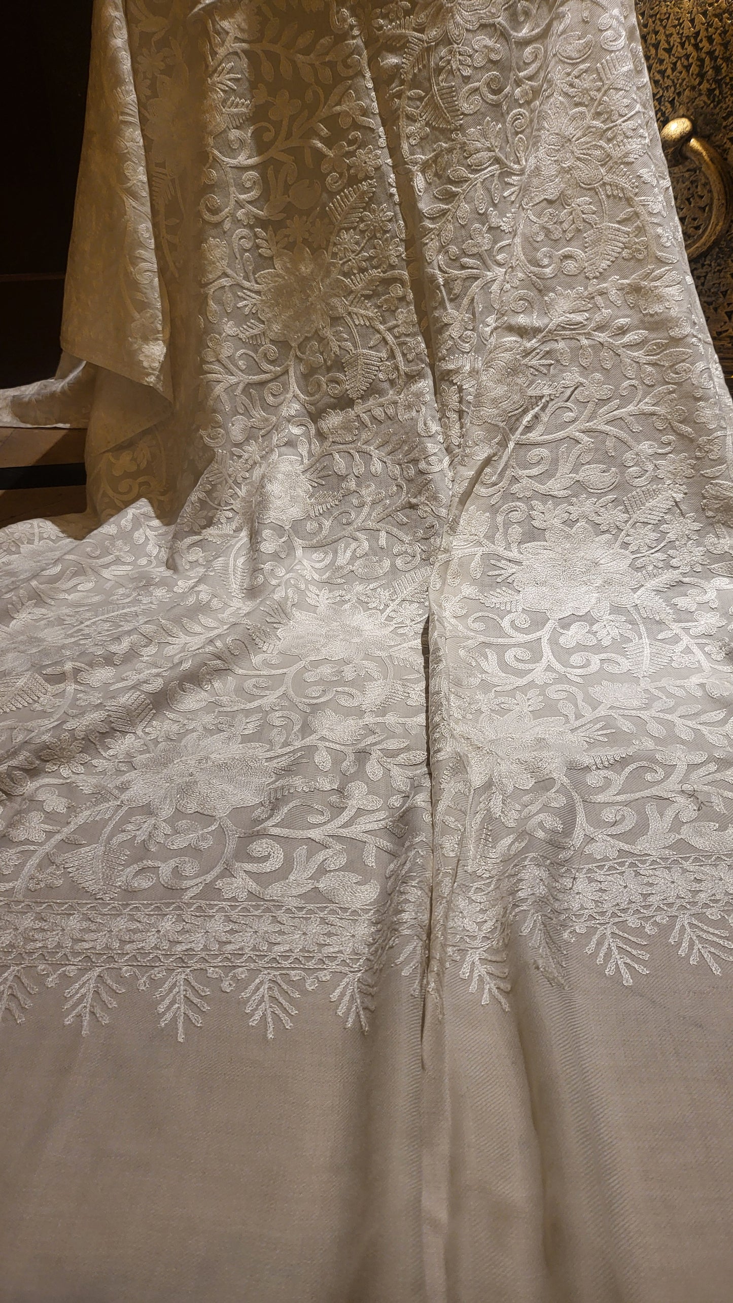 Embroidered shawl : white