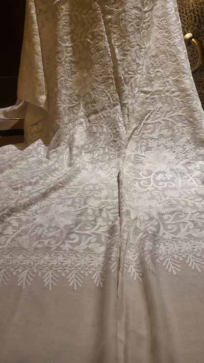 Embroidered shawl : white