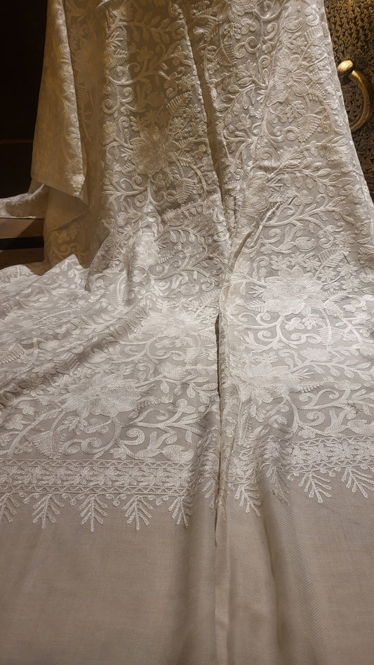 Embroidered shawl : white