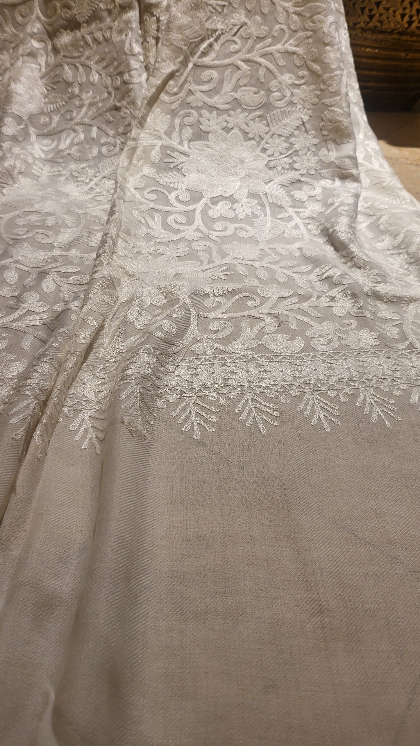 Embroidered shawl : white