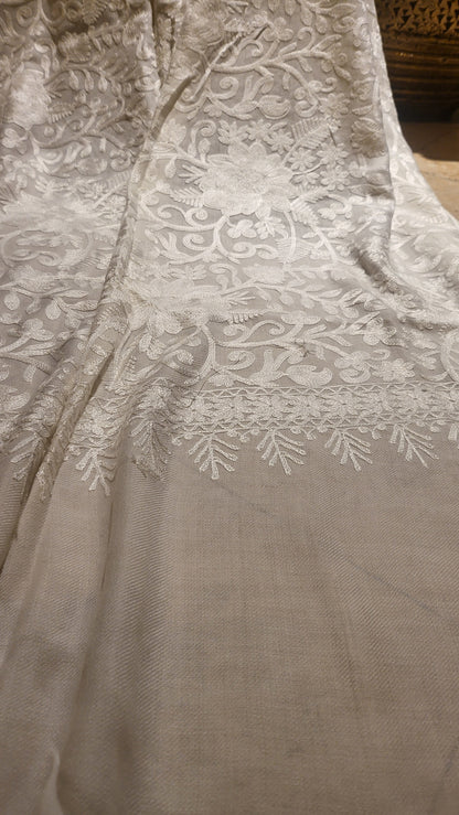 Embroidered shawl : white