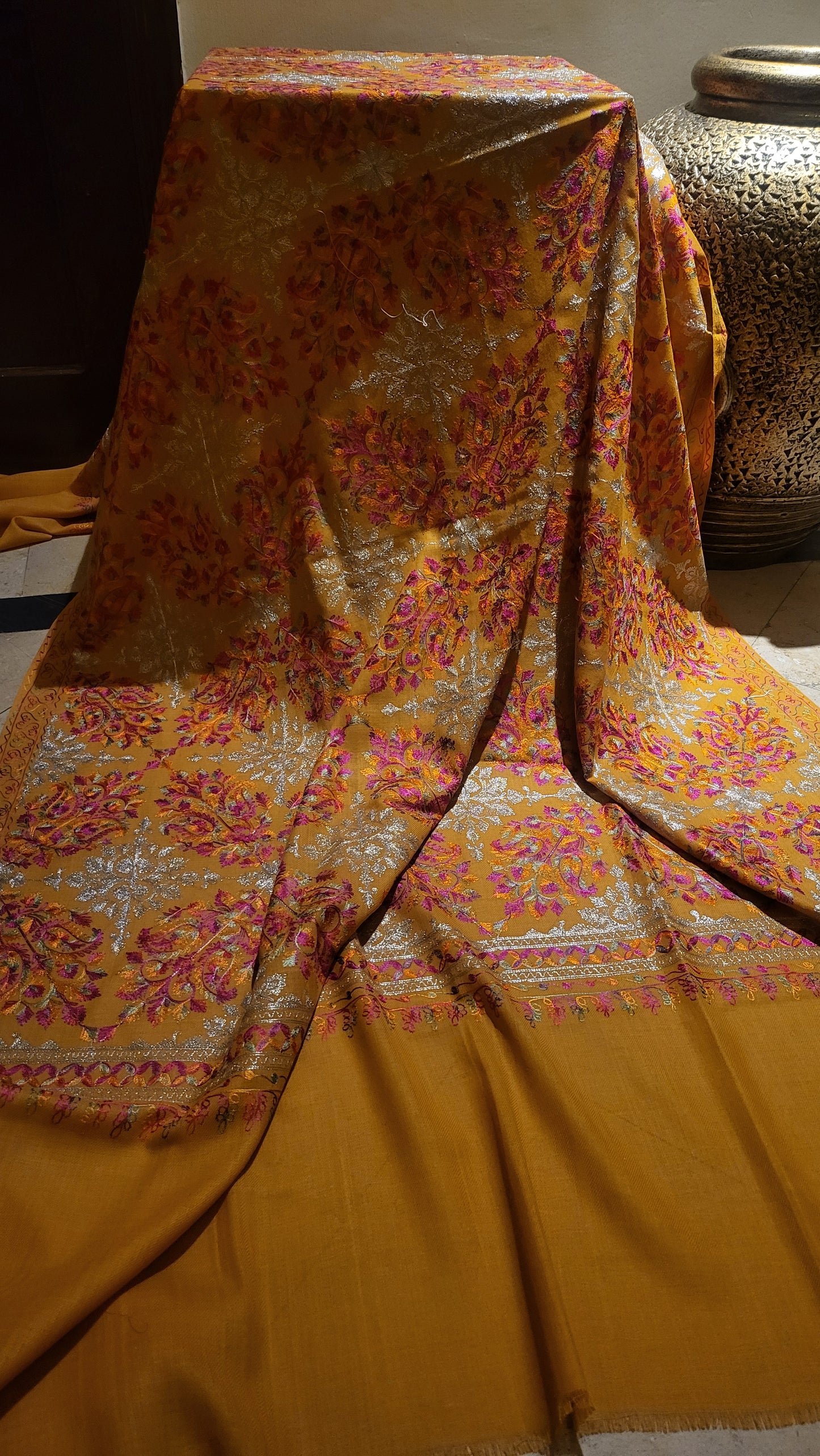 Tilla embroidered : shawl