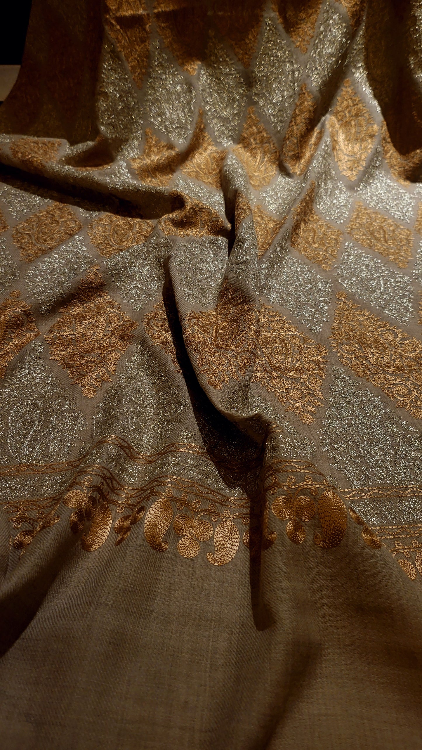 Tilla Embroidered : shawl