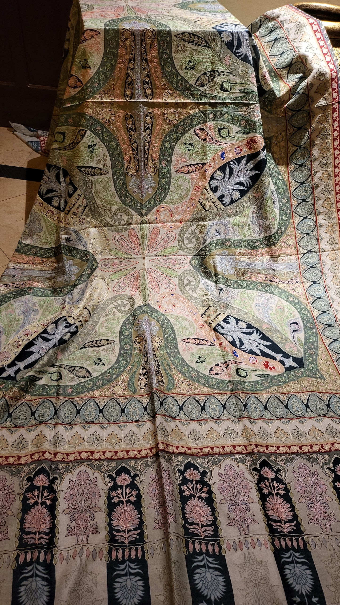 Reelkaar Embroidered : shawl