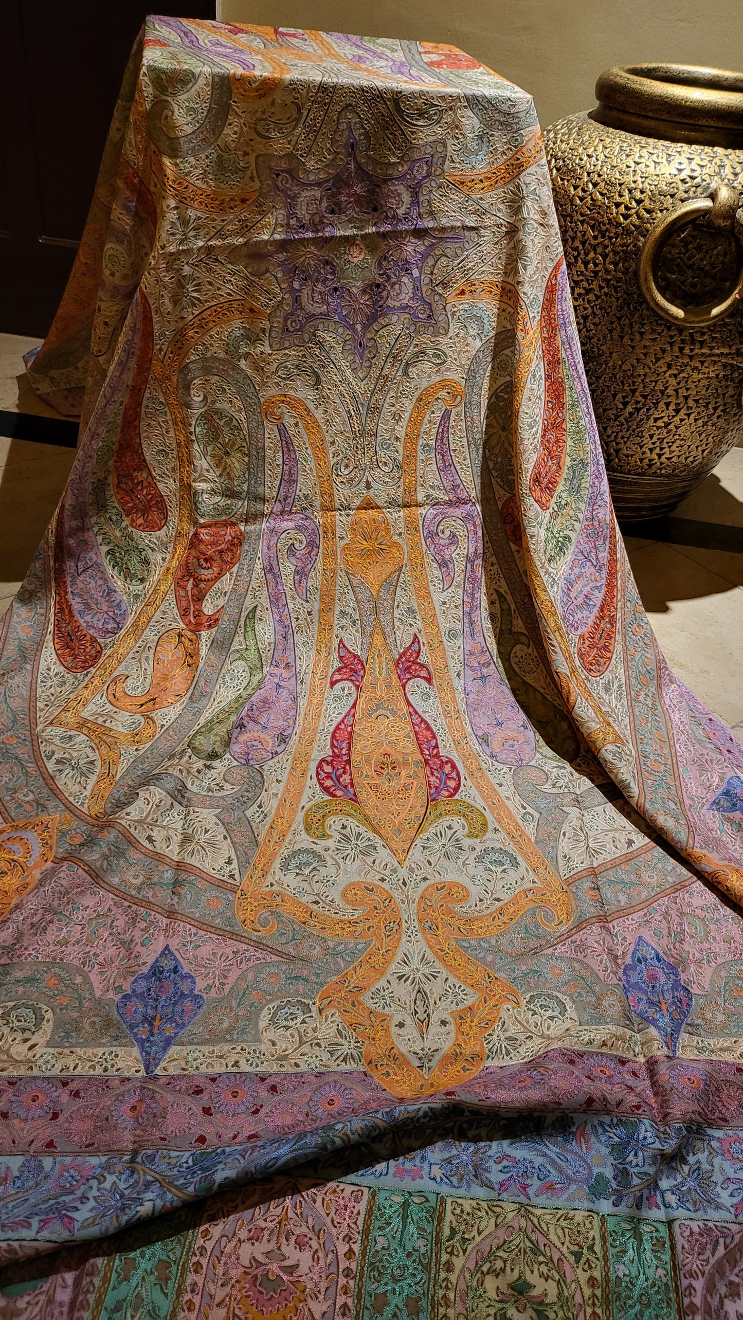 Reelkaar embroidered : shawl