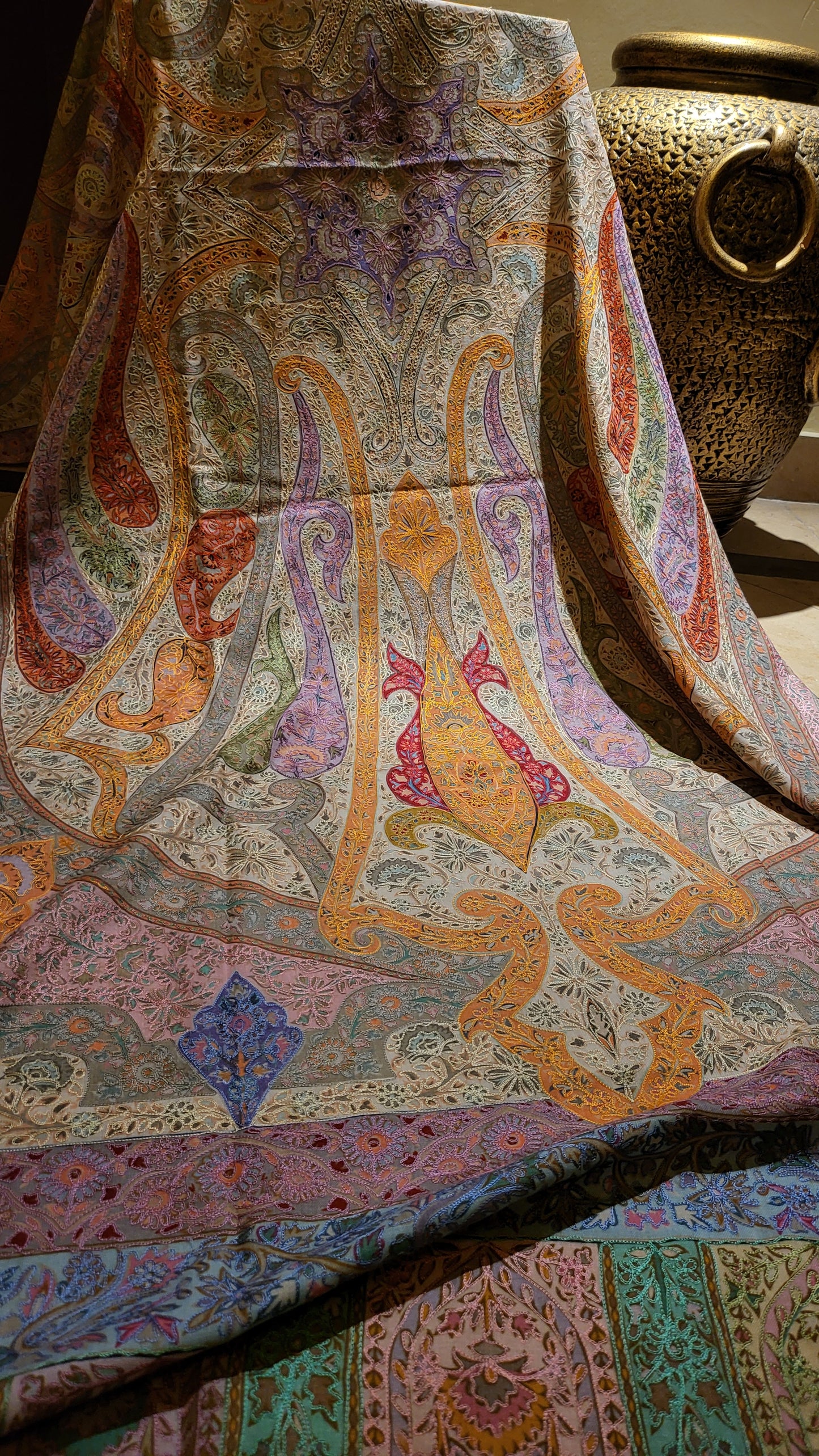 Reelkaar embroidered : shawl