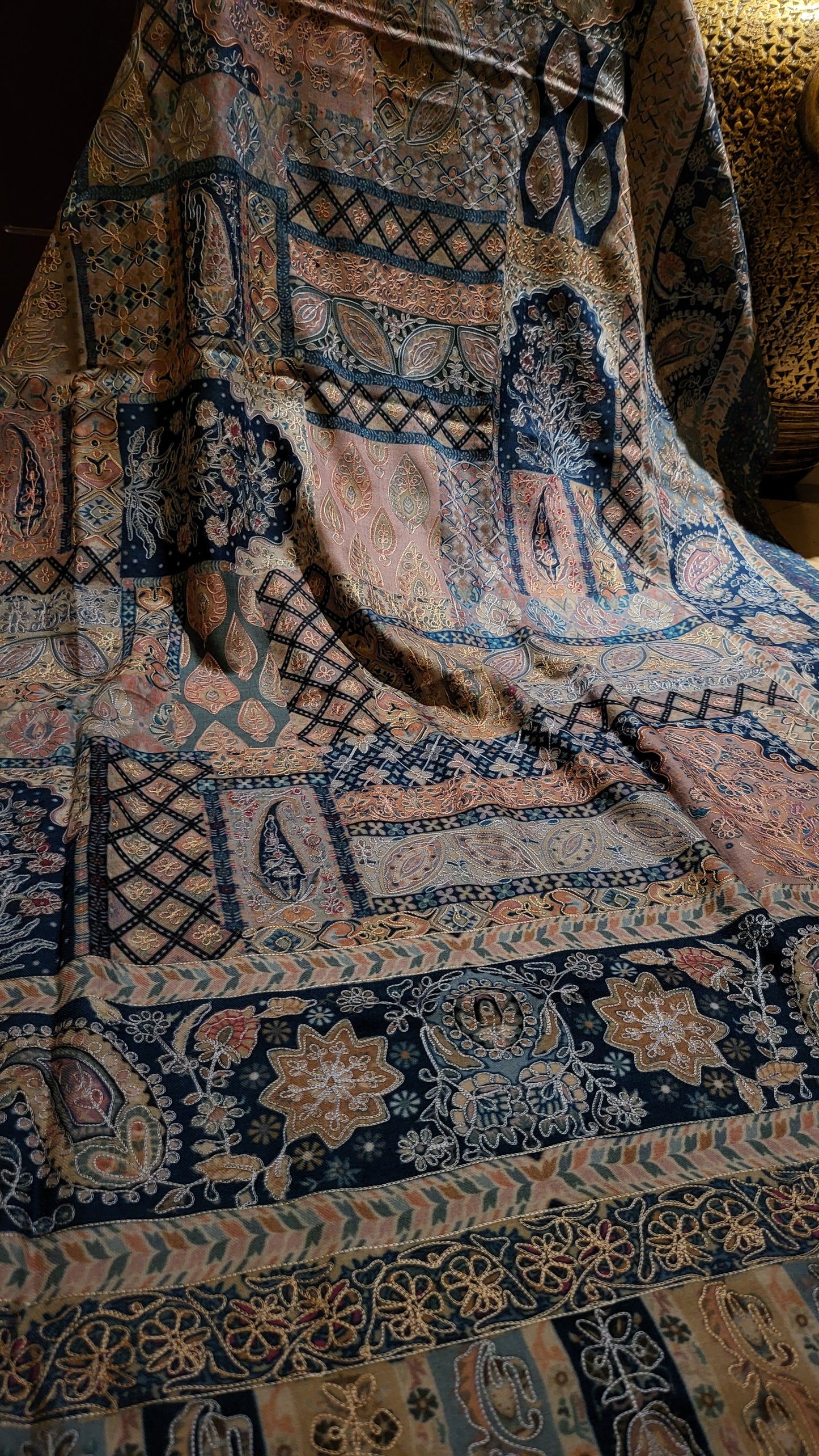 Reelkaar embroidered : shawl