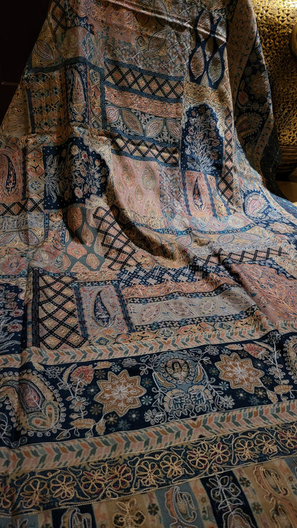 Reelkaar embroidered : shawl