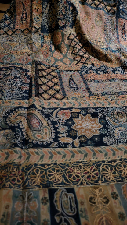 Reelkaar embroidered : shawl