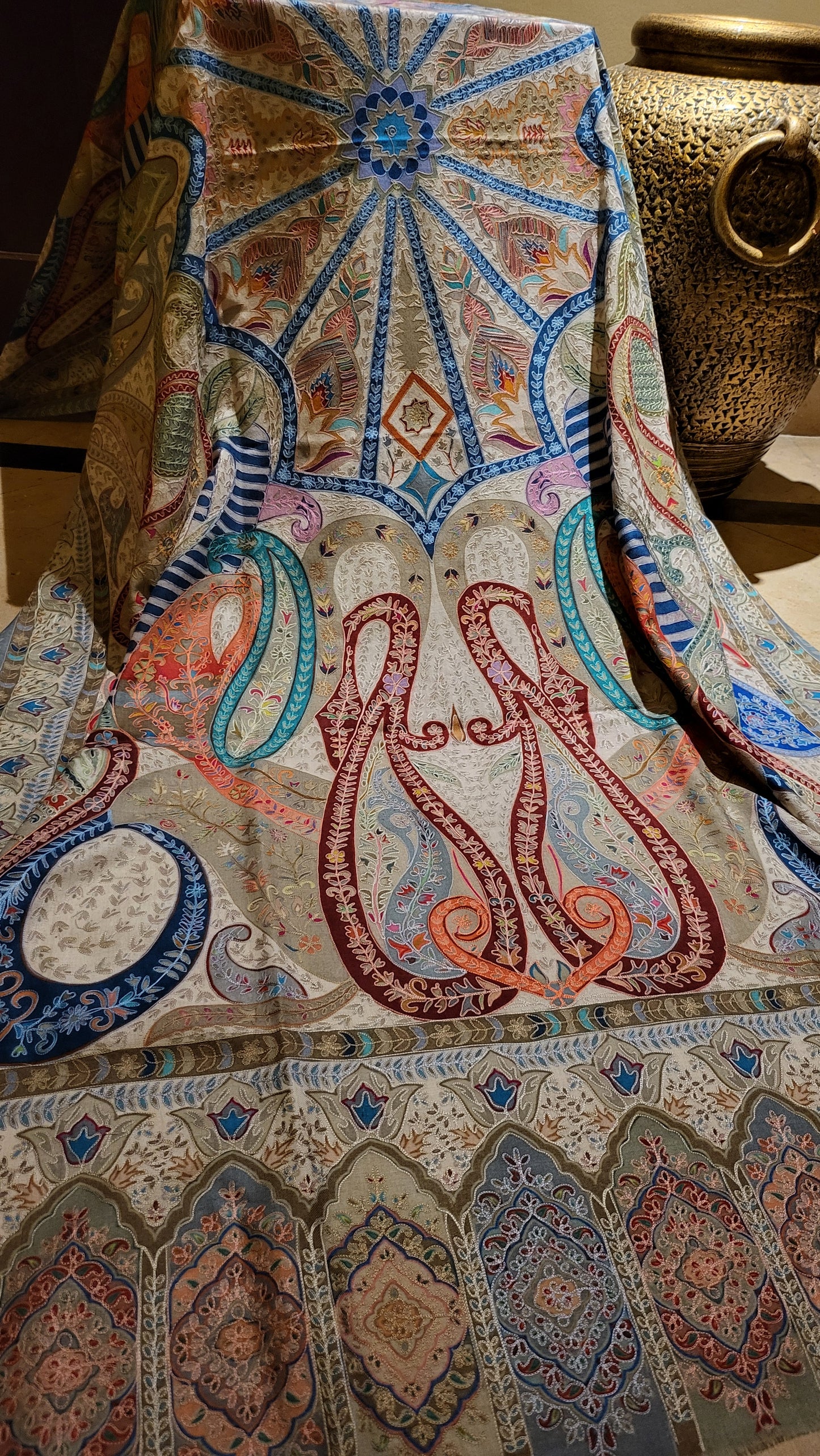 Reelkaar embroidered : shawl