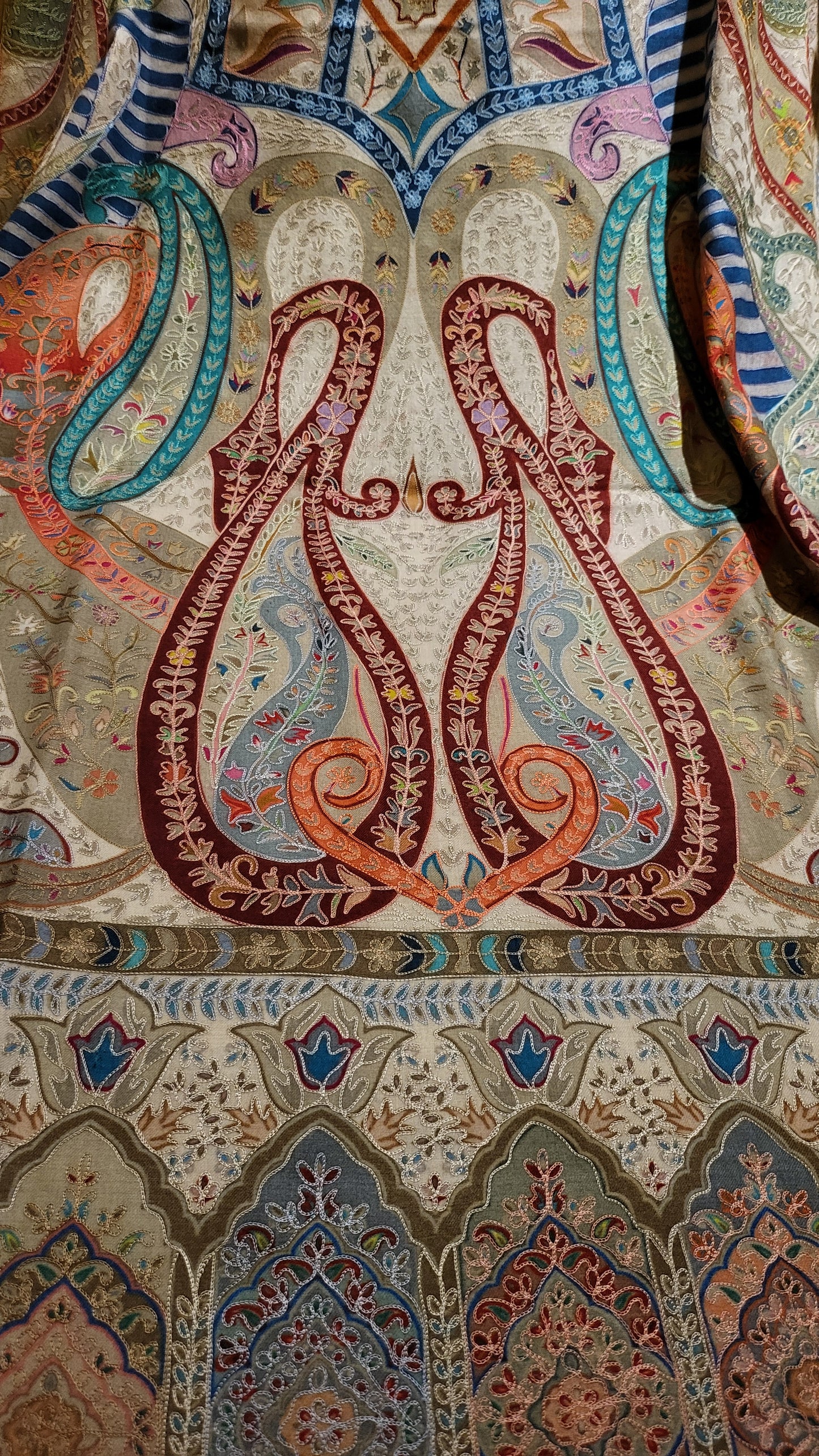 Reelkaar embroidered : shawl