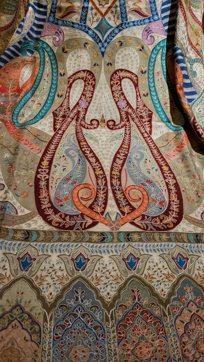 Reelkaar embroidered : shawl