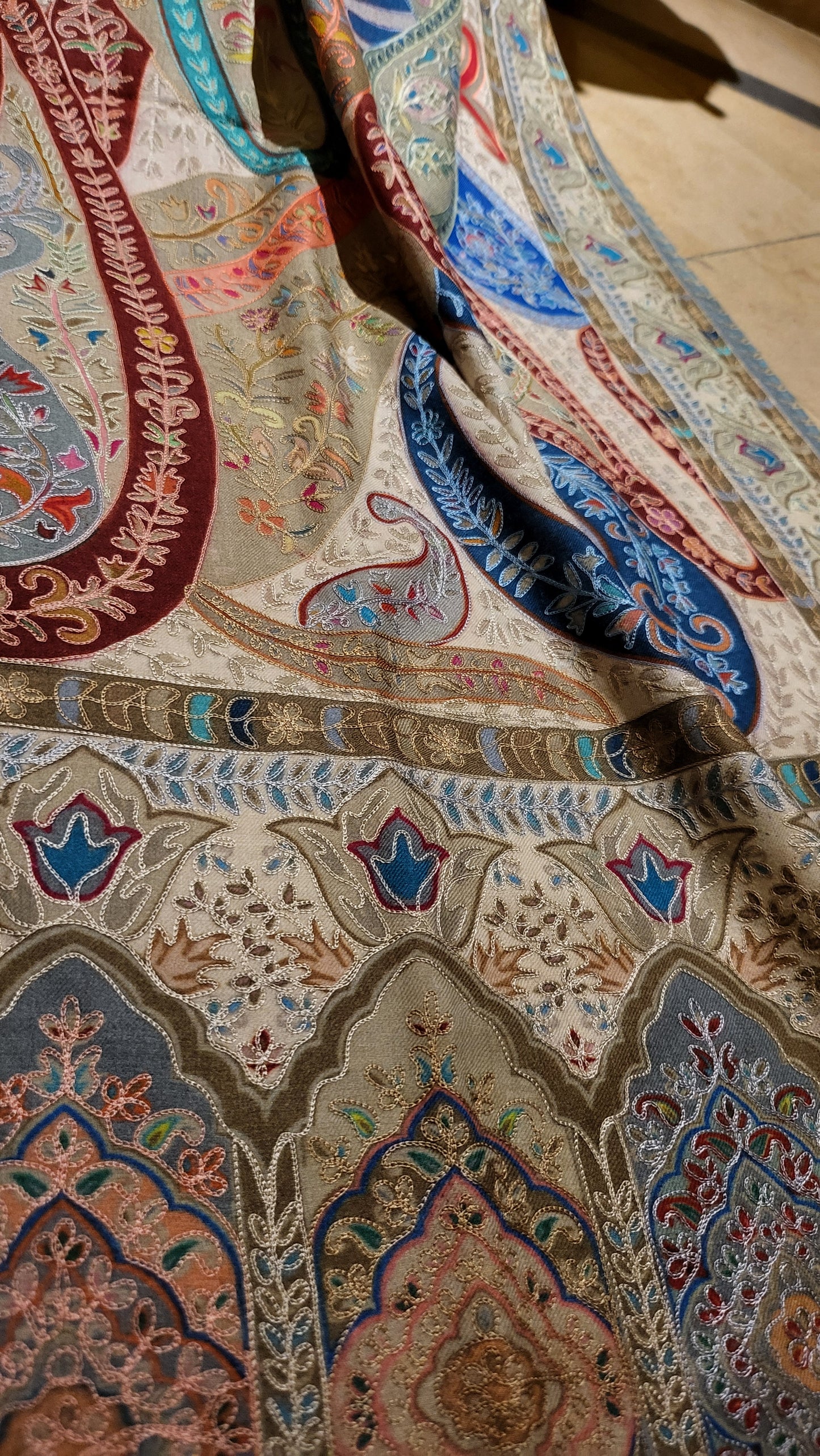 Reelkaar embroidered : shawl