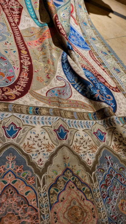 Reelkaar embroidered : shawl