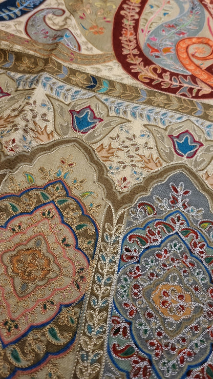 Reelkaar embroidered : shawl