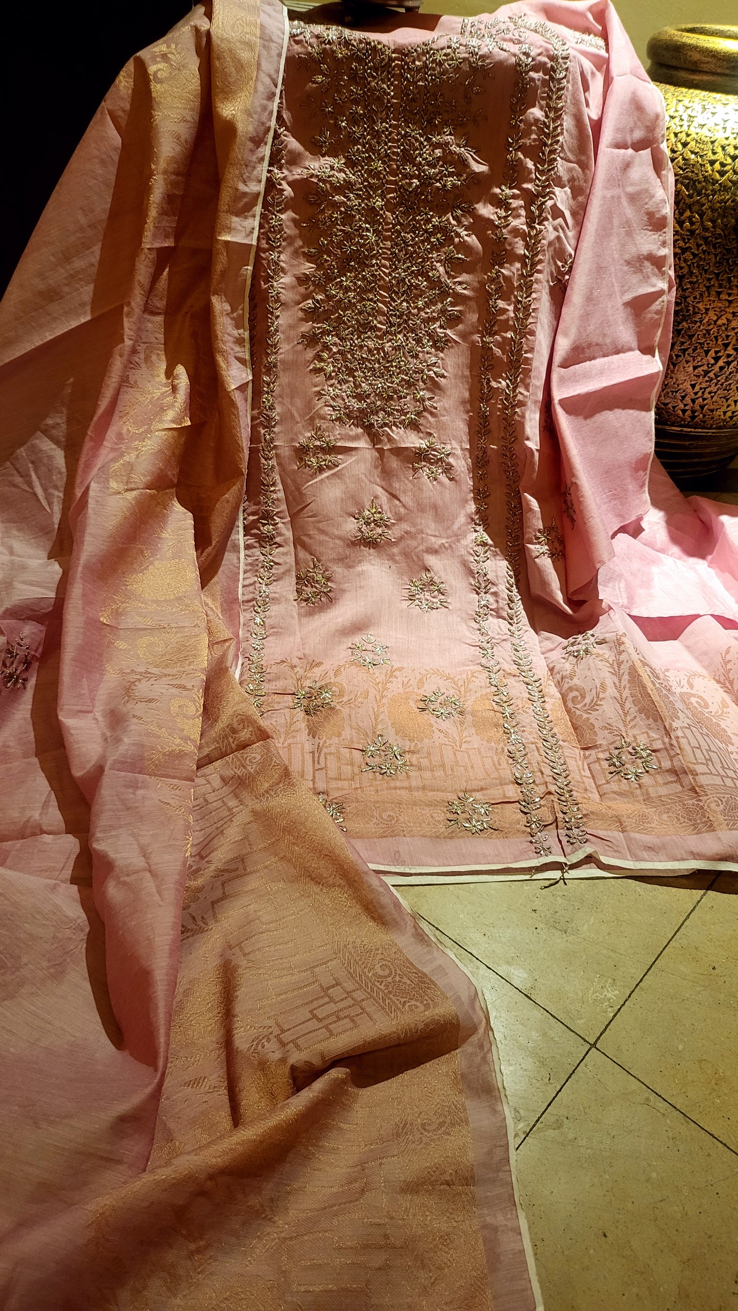 Gota suit : paper lawn
