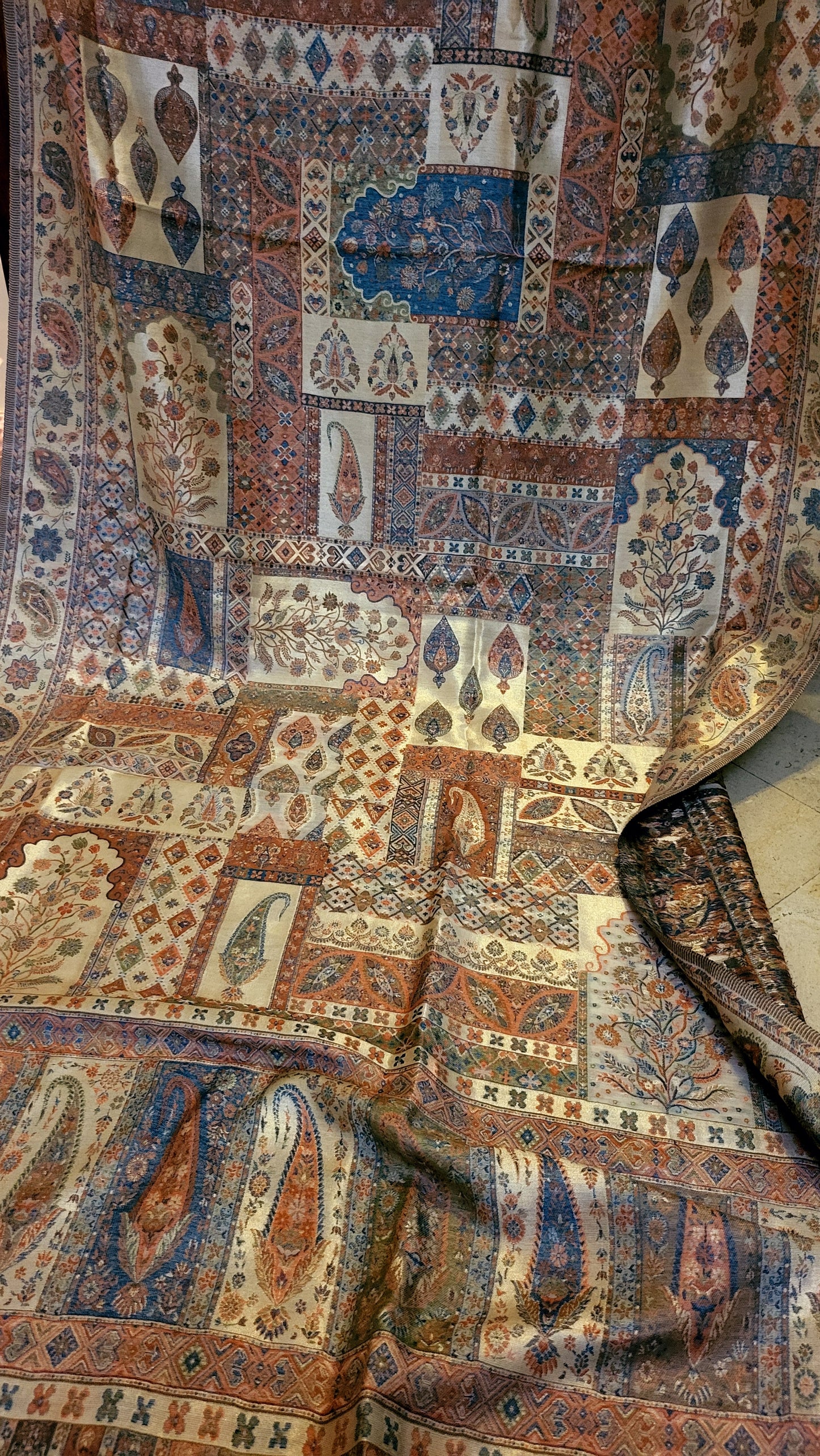 Mariana's silk kaani: Dupata