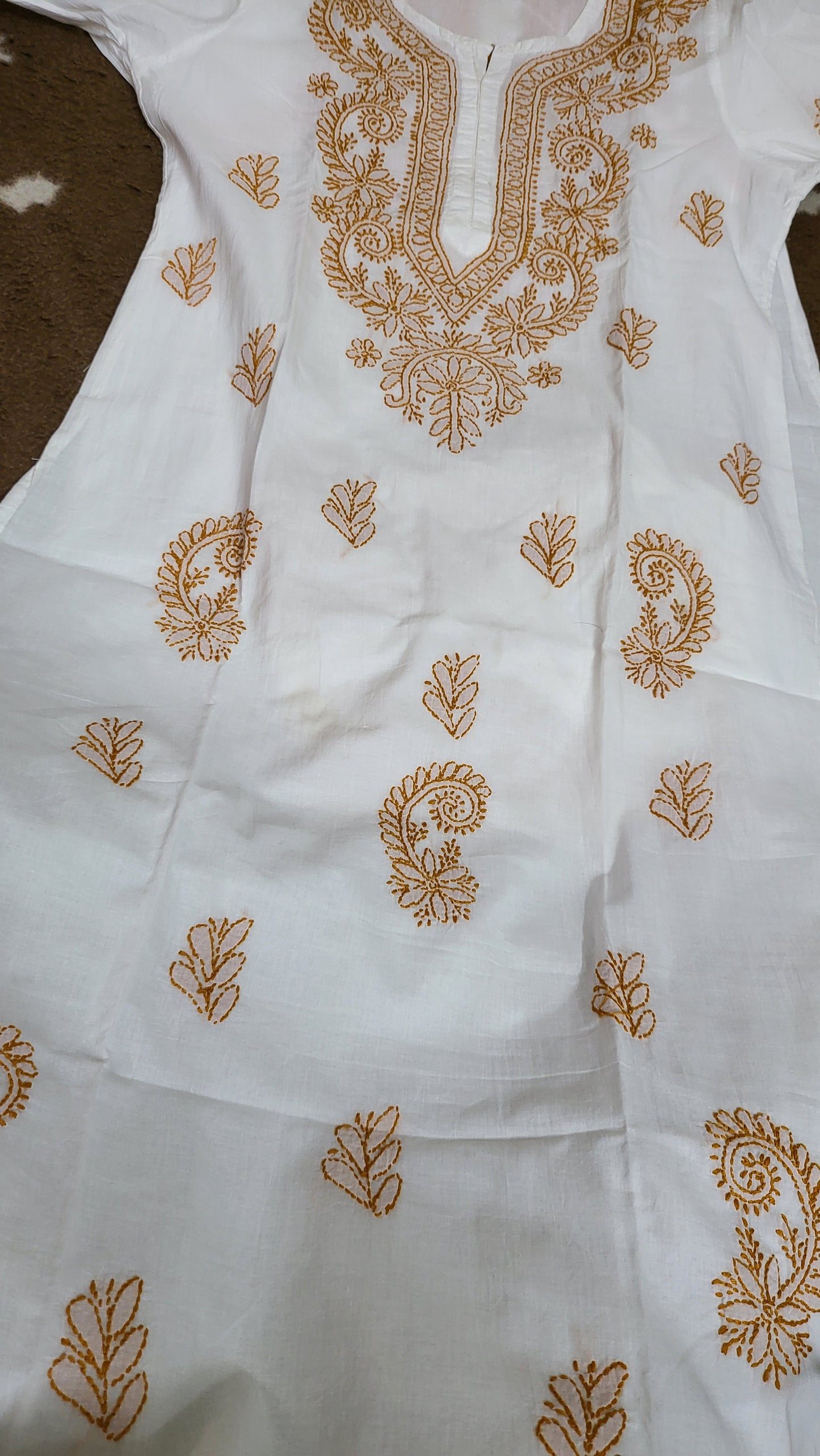 Lawn kurta : chikankari
