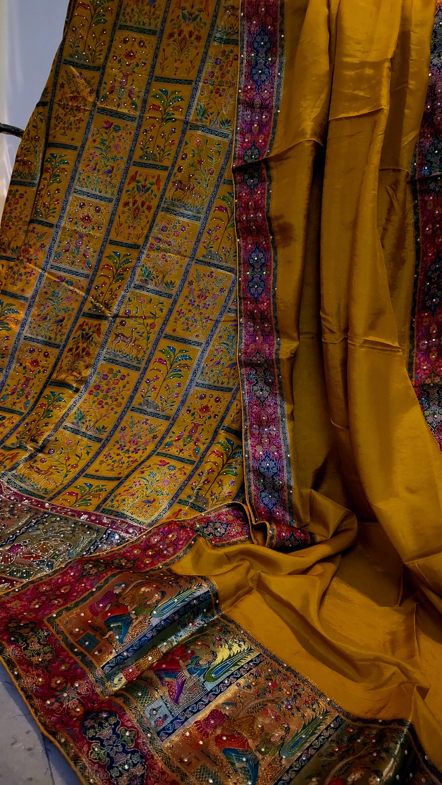 Shikargah Banarsi : Suit