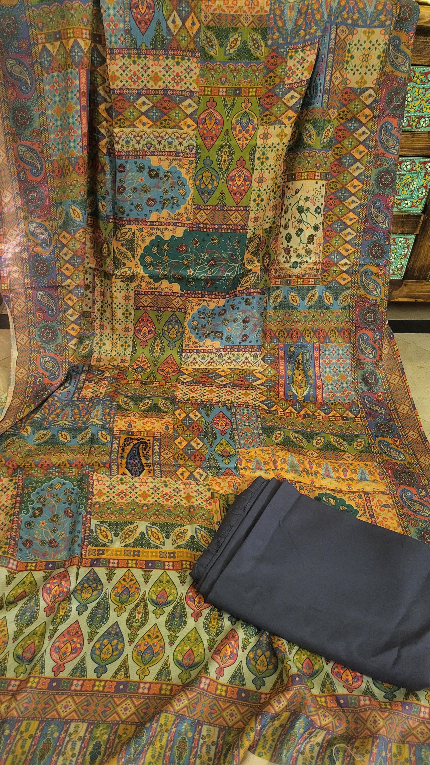 Woolen pashmina suit: Printed shawl