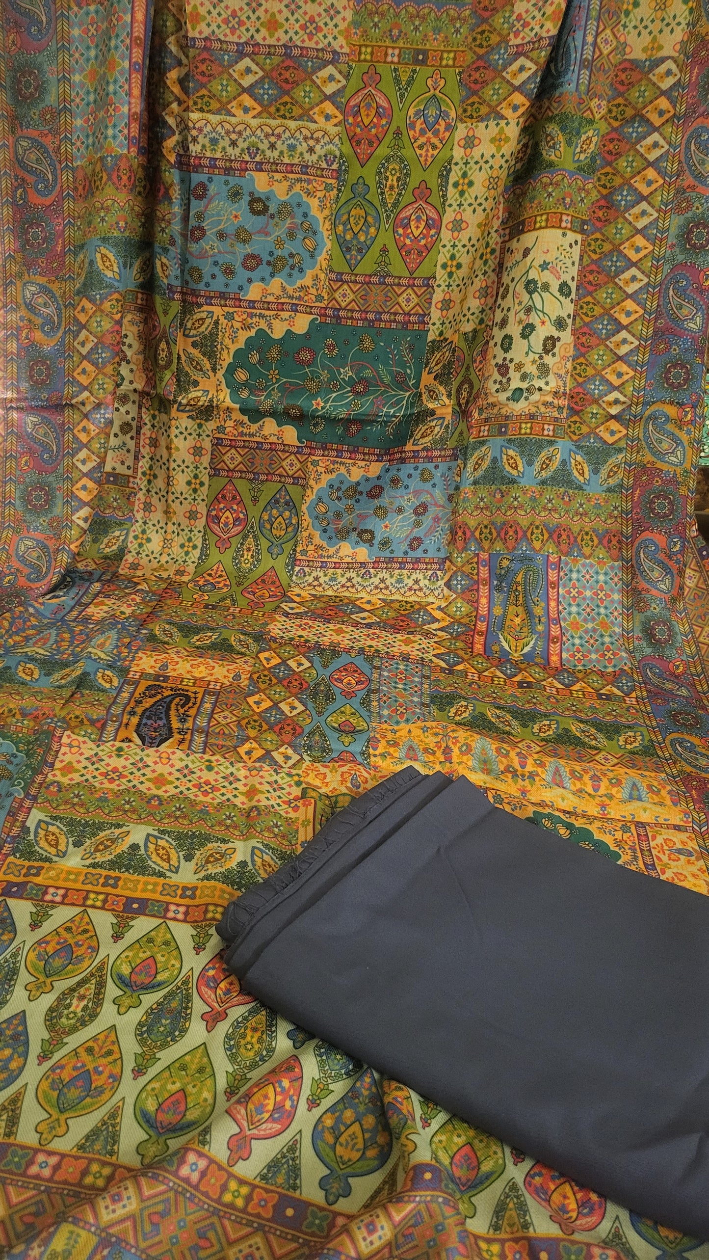 Woolen pashmina suit: Printed shawl