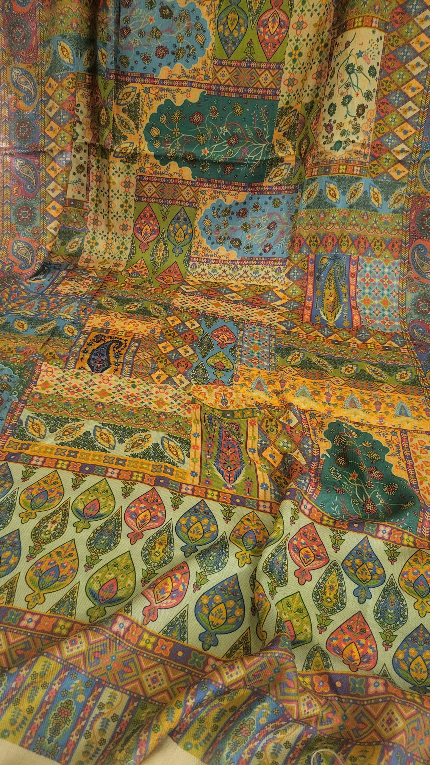 Woolen pashmina suit: Printed shawl