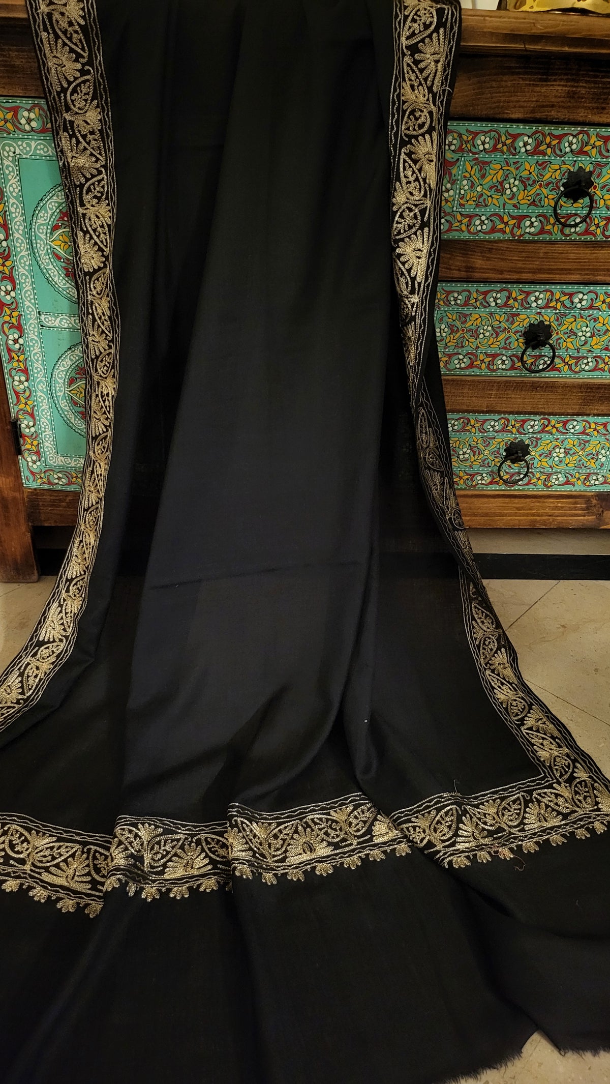 Tilla embroidered : shawl