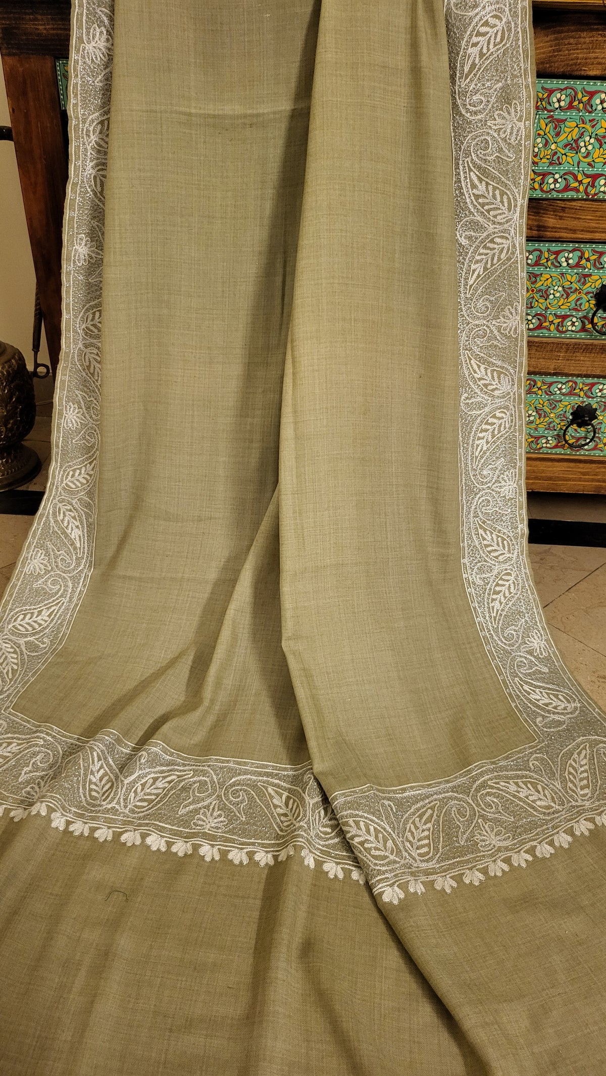 Tilla embroidered : shawl