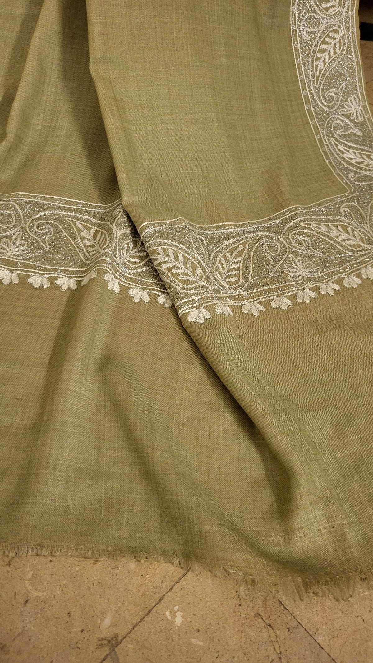 Tilla embroidered : shawl
