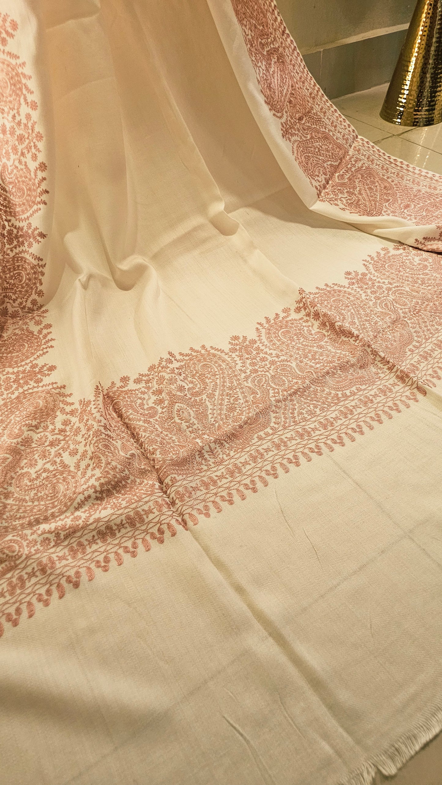 Border embroidered: Pashmina