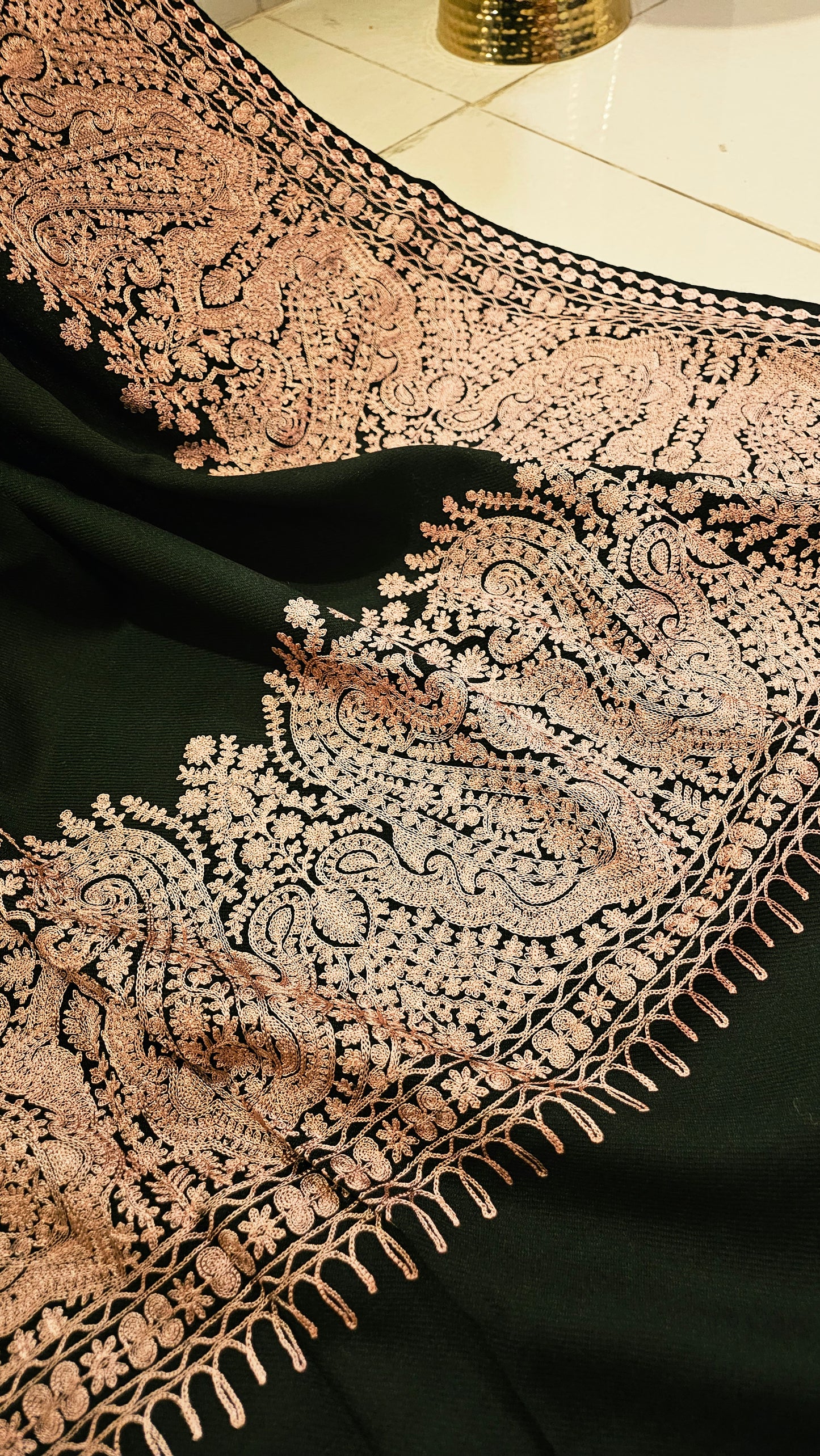 Border embroidered: Pashmina