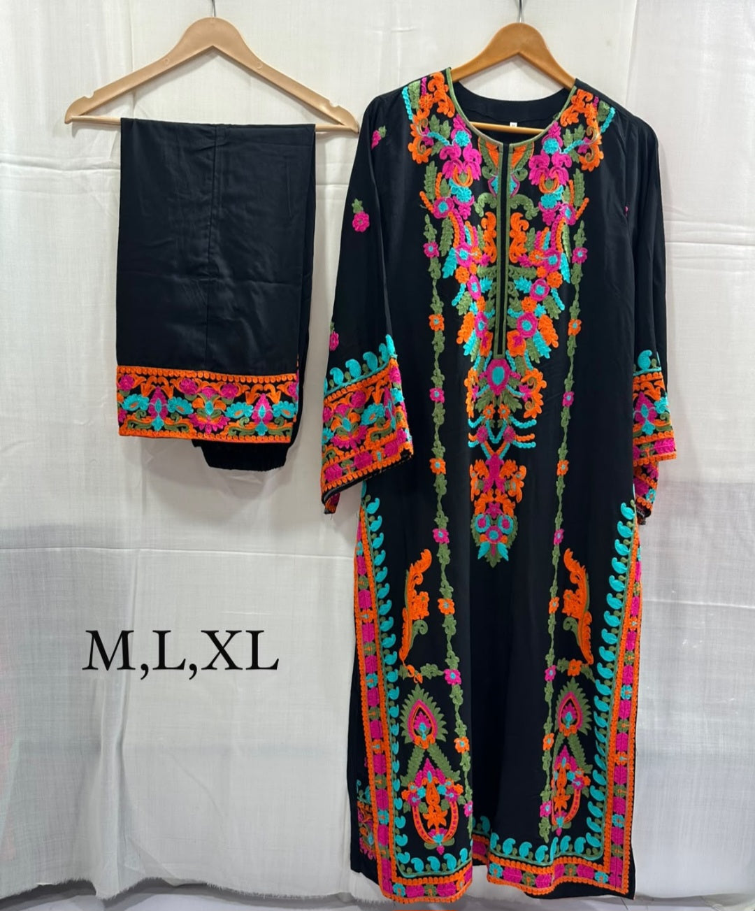 Embroidered kurta trouser: linen
