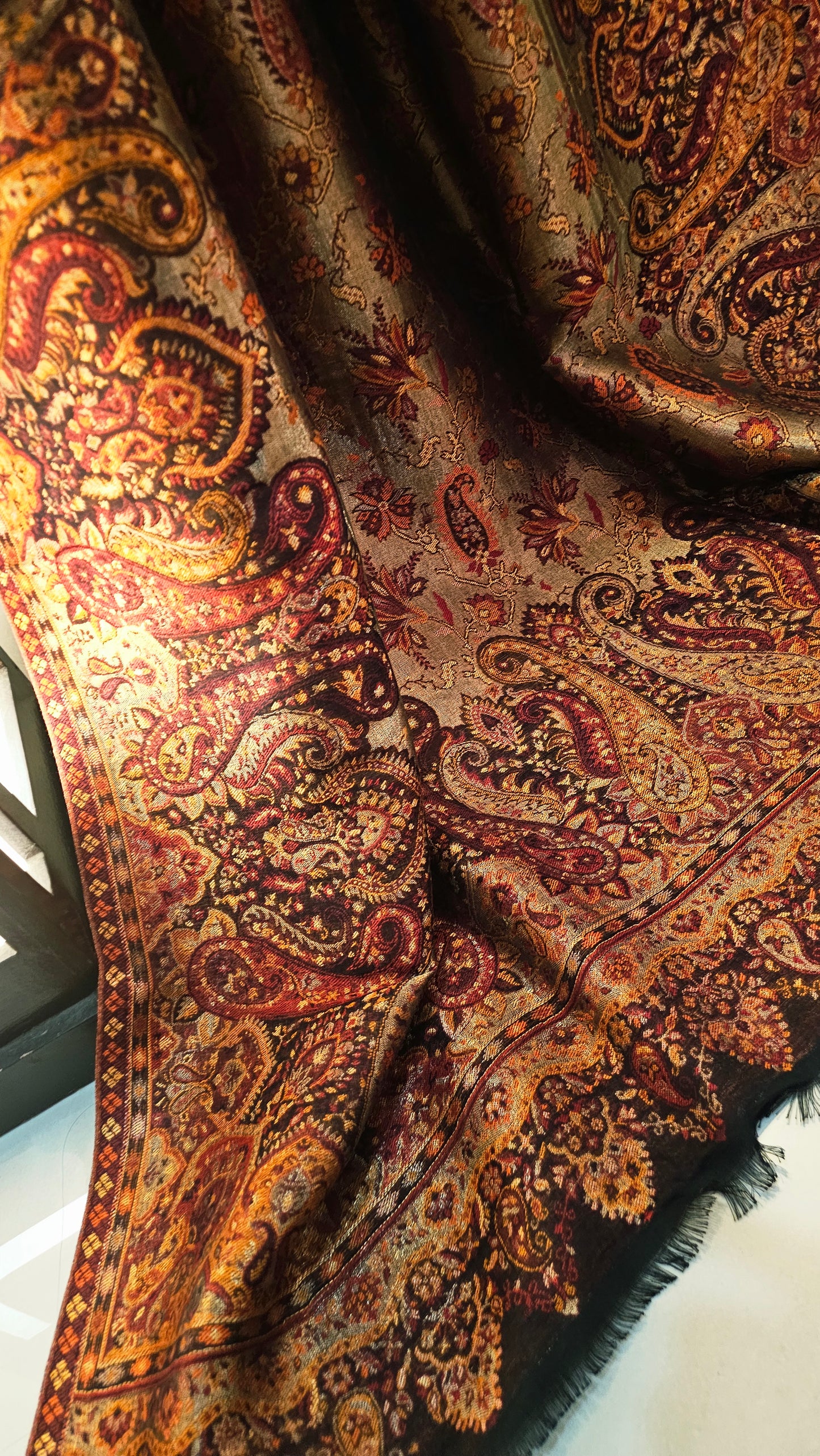 Moonlight reversible gandhara kaani: Pashmina