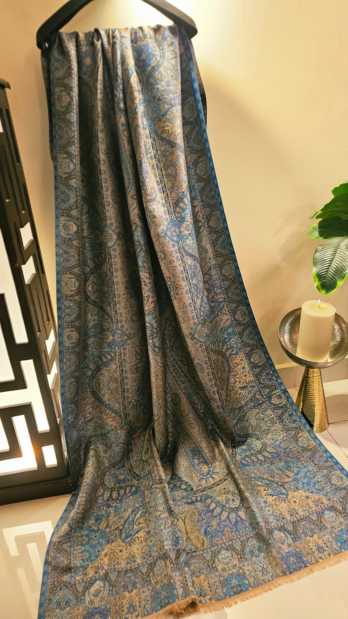 Gandhara kaani reversible: shawl