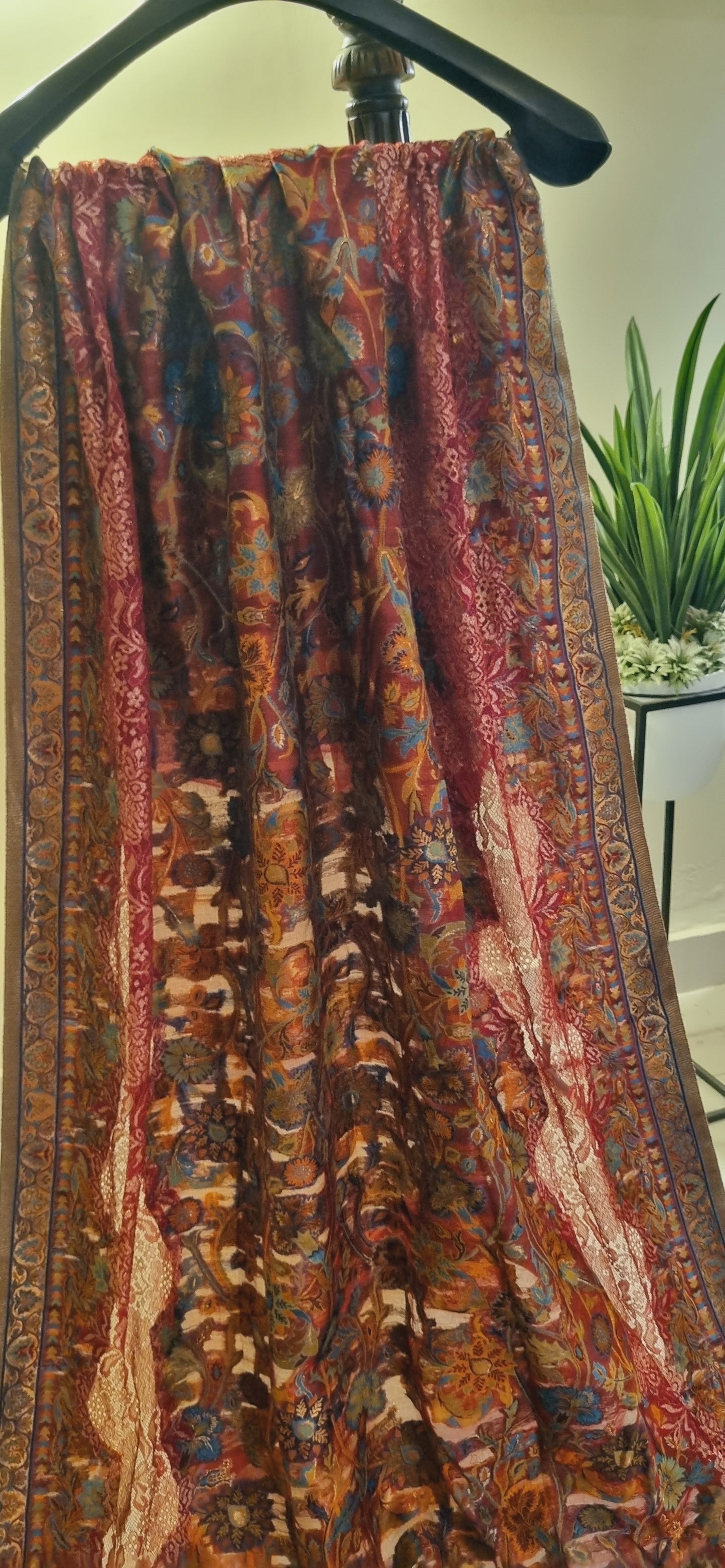Silk kaani with chantilly