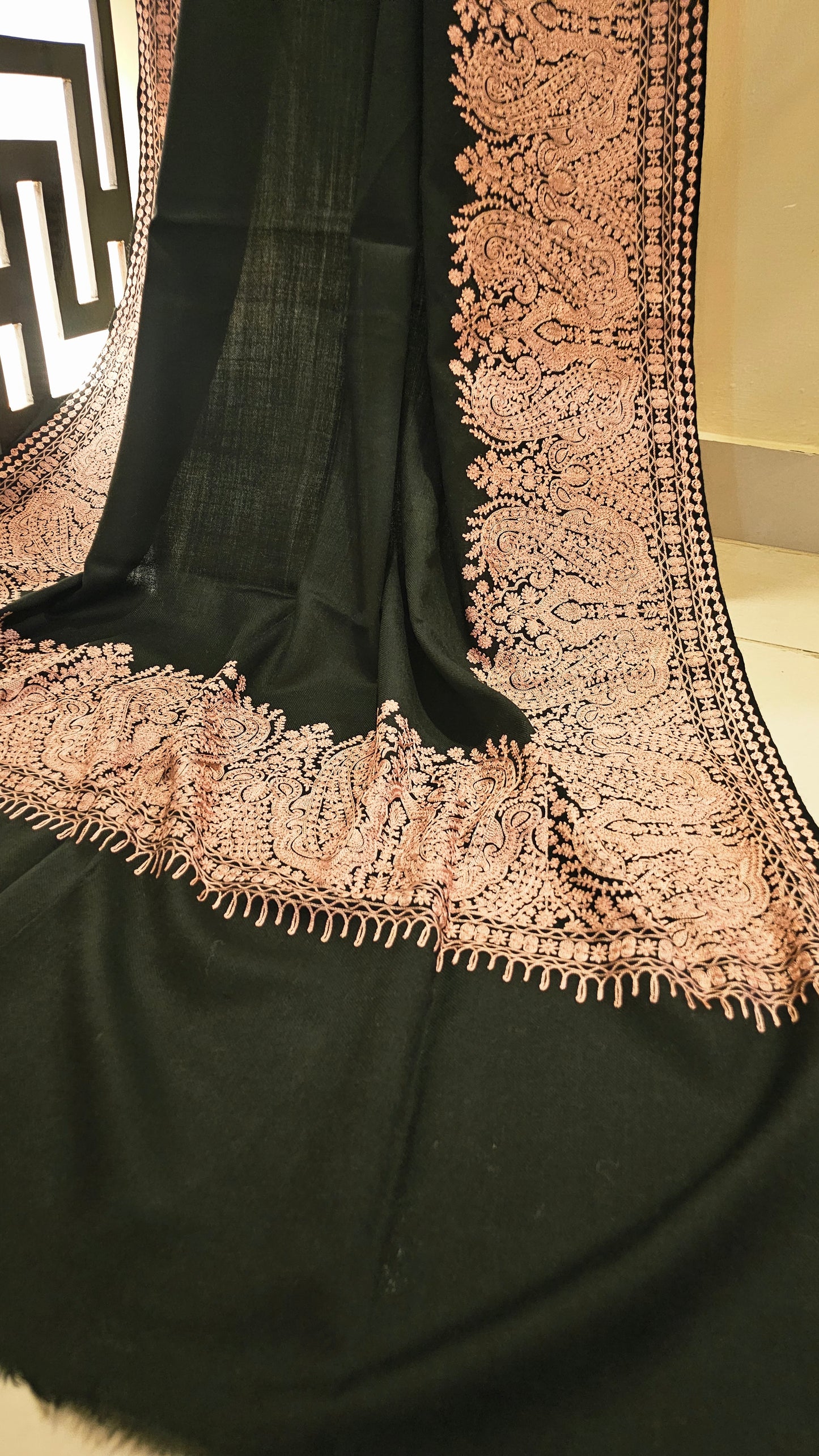 Border embroidered: Pashmina