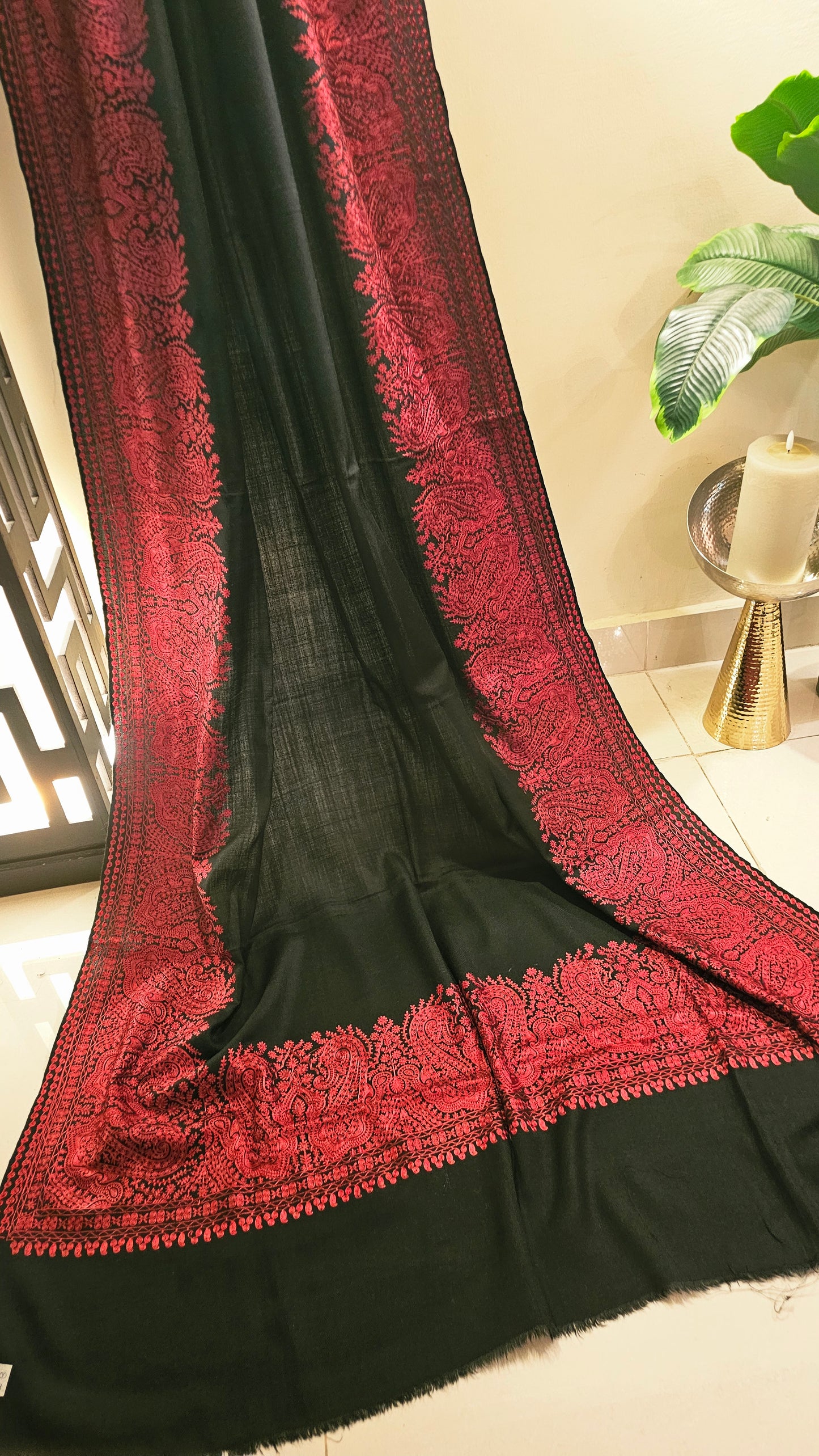 Border embroidered: Pashmina