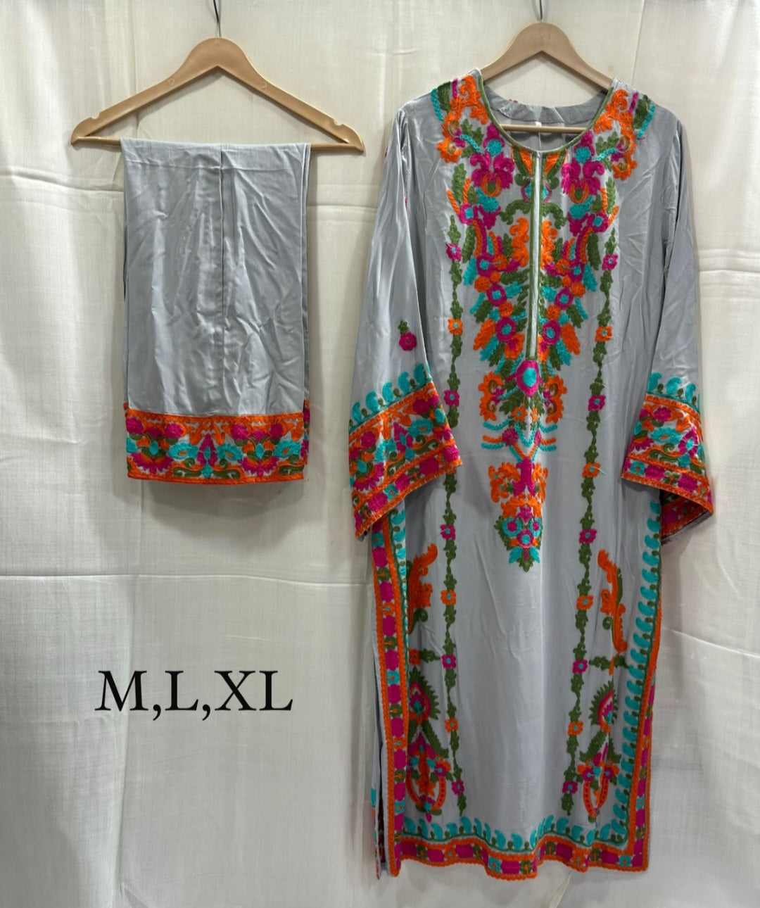 Embroidered kurta trouser: linen