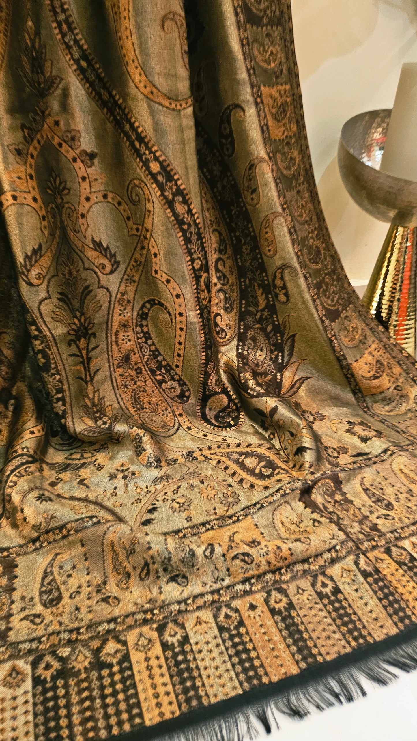 Moonlight reversible gandhara kaani: Pashmina