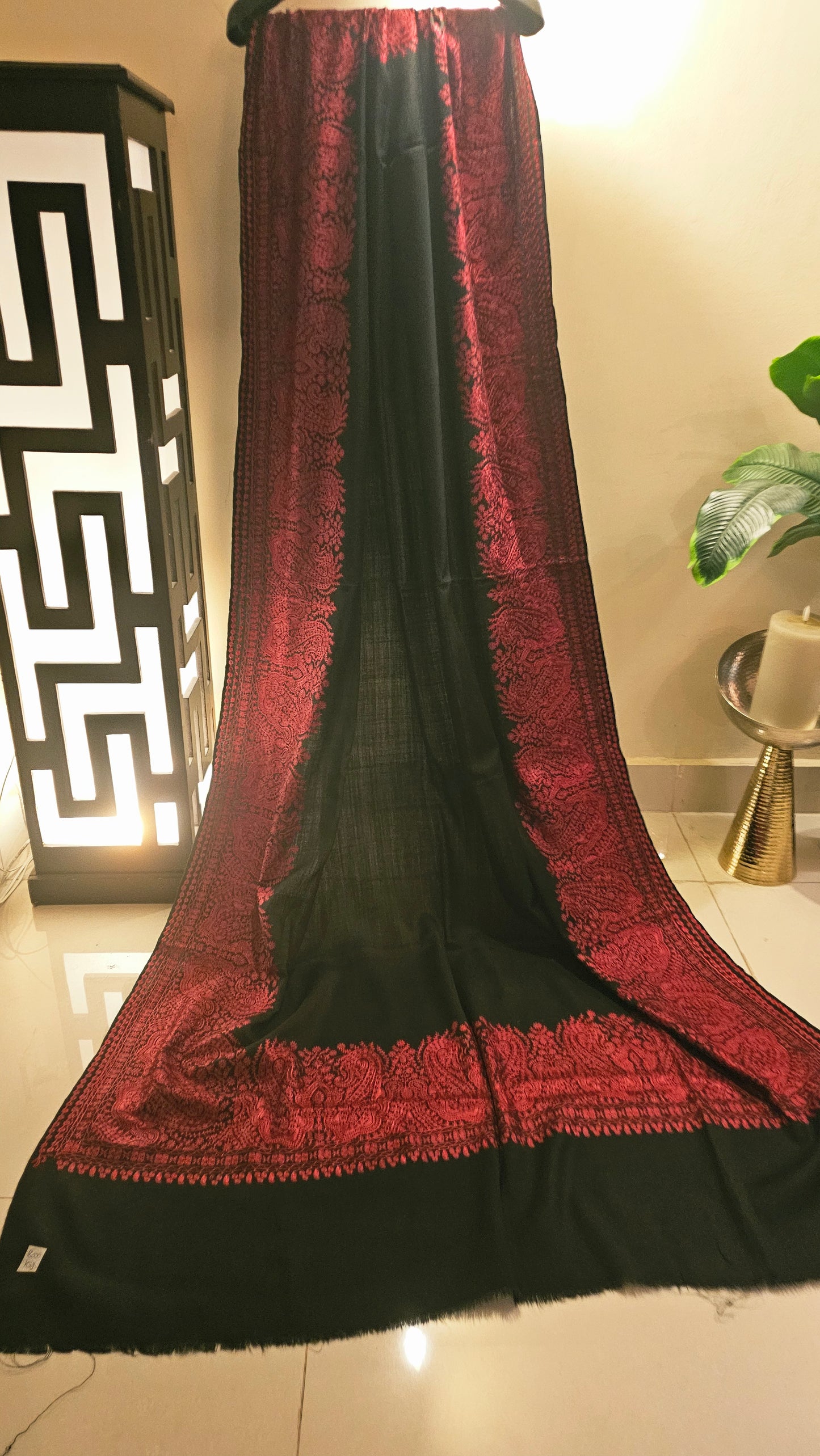 Border embroidered: Pashmina