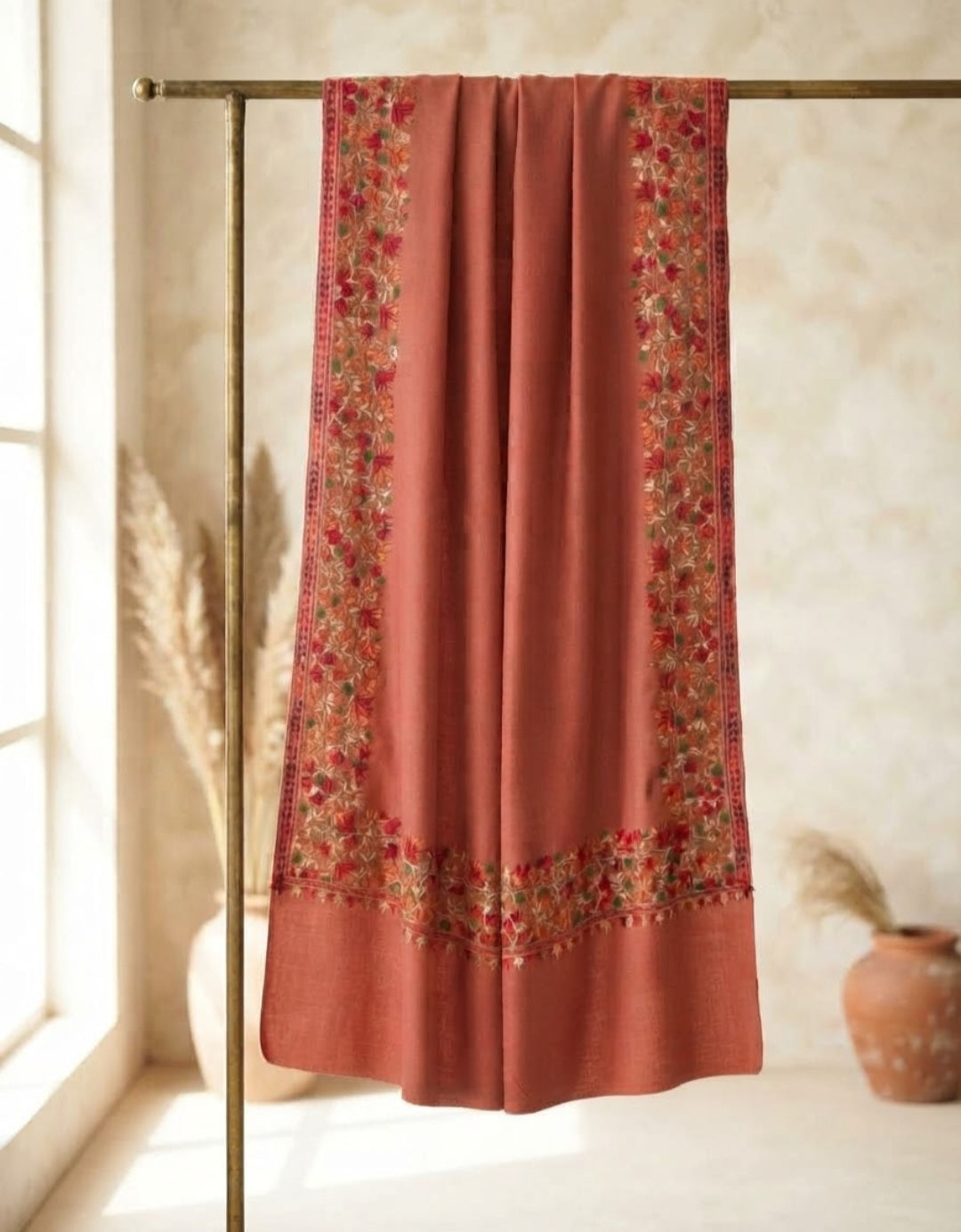 Border embroidered: Pashmina