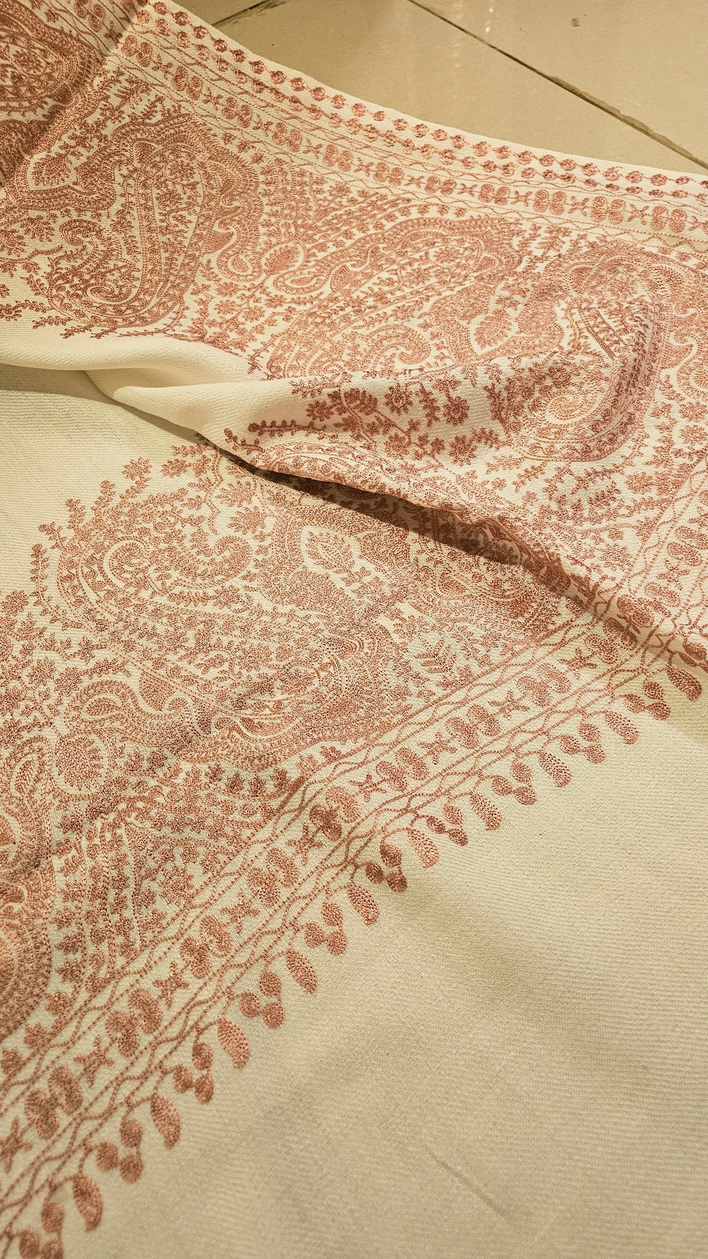 Border embroidered: Pashmina