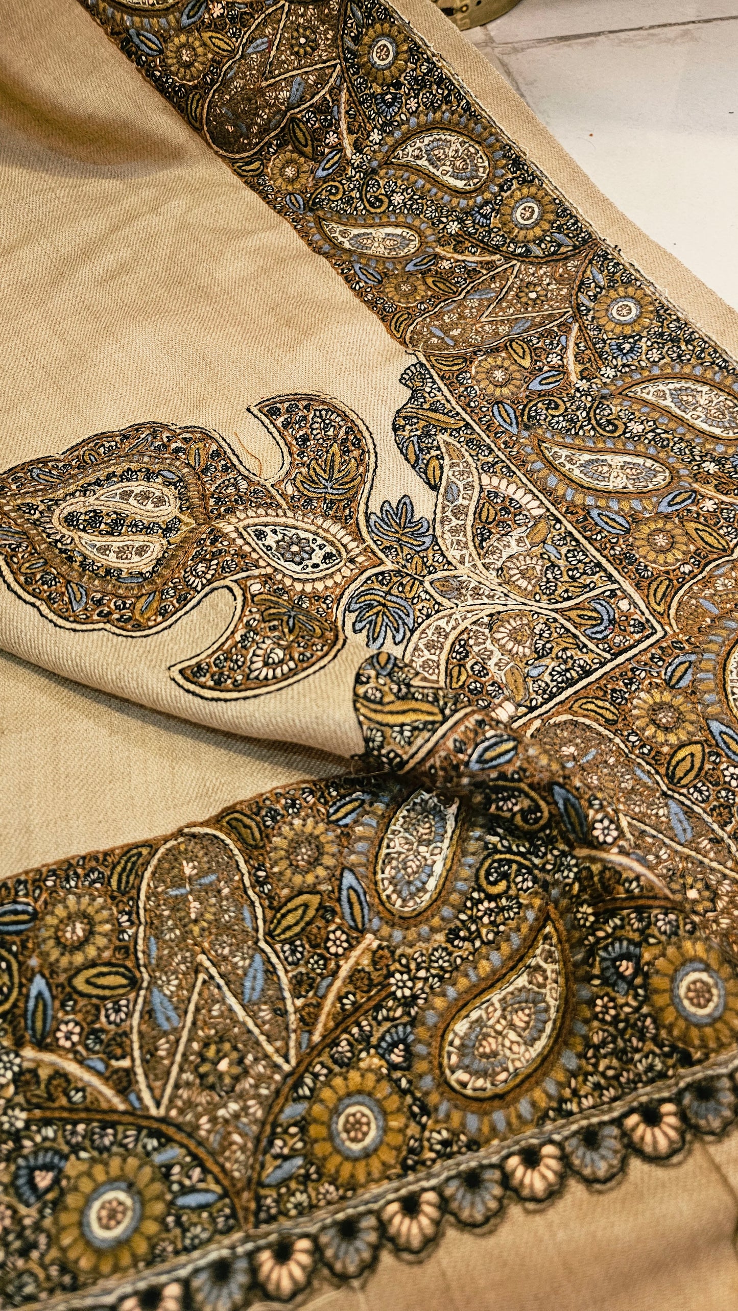 Papermachi embroidered: Pashmina