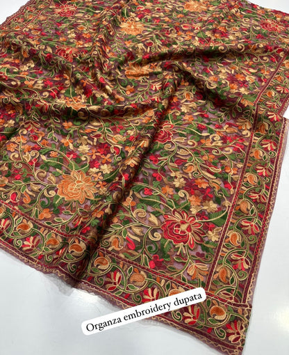 Embroidered duapta: Organza