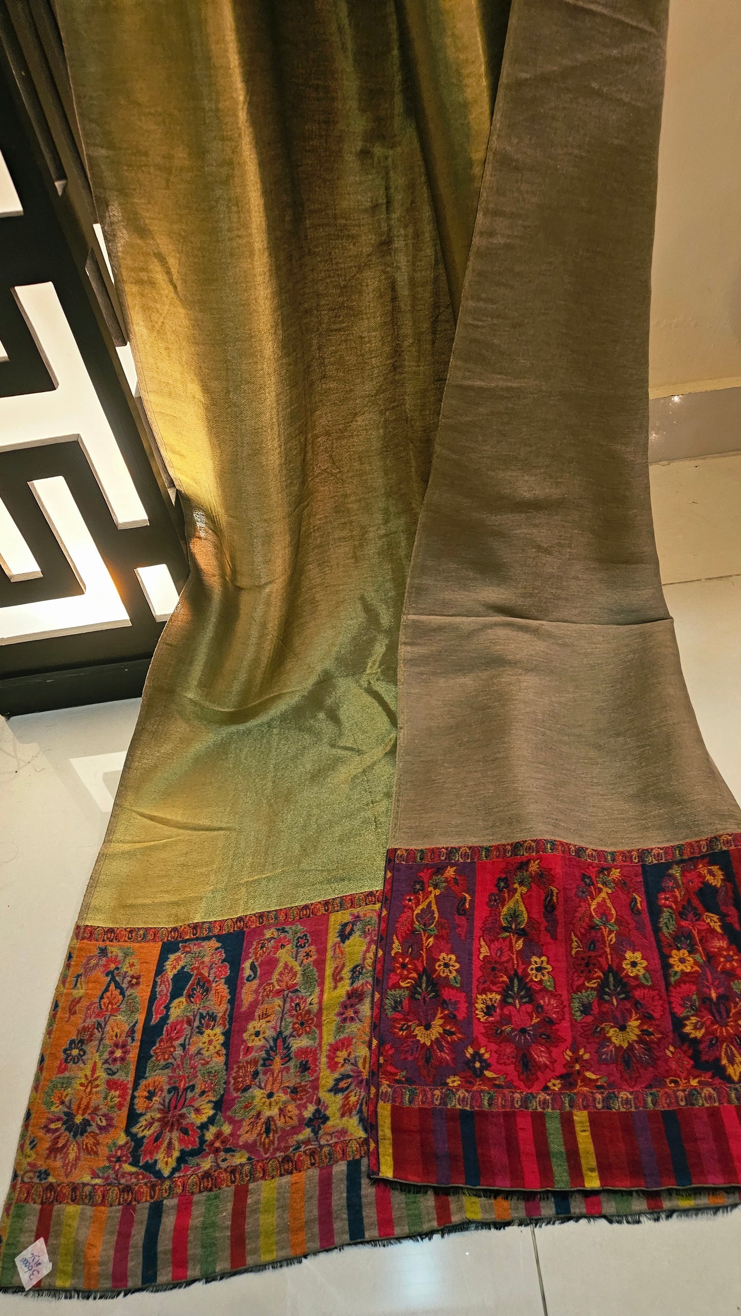 Reversible kaani: Pashmina