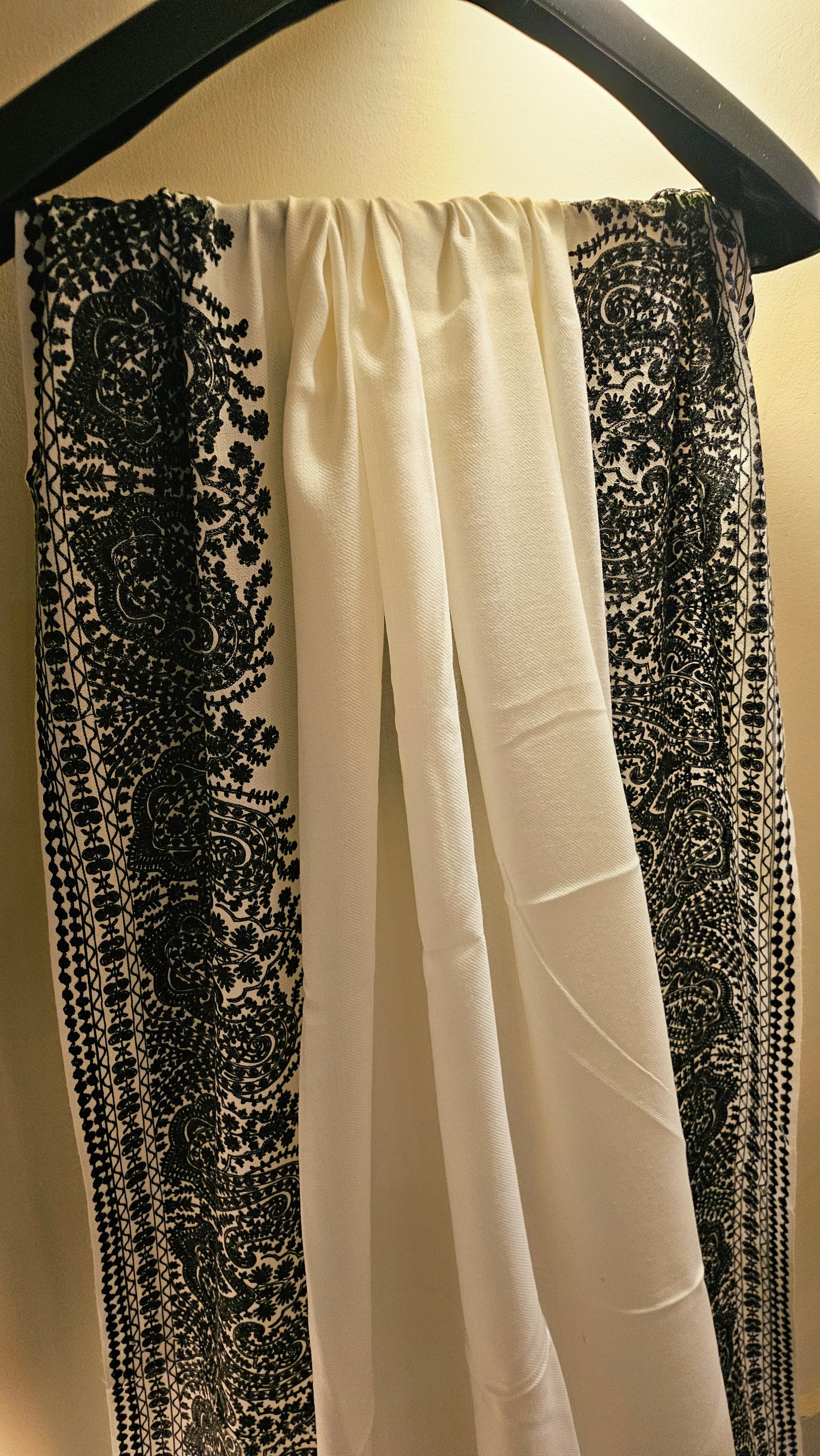 Border embroidered: Pashmina