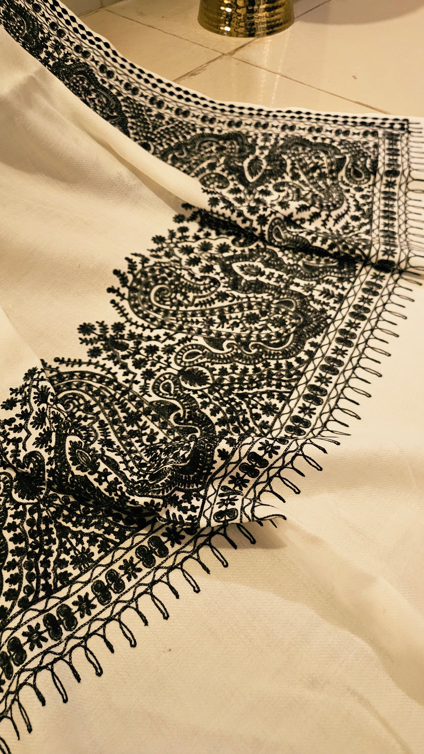 Border embroidered: Pashmina