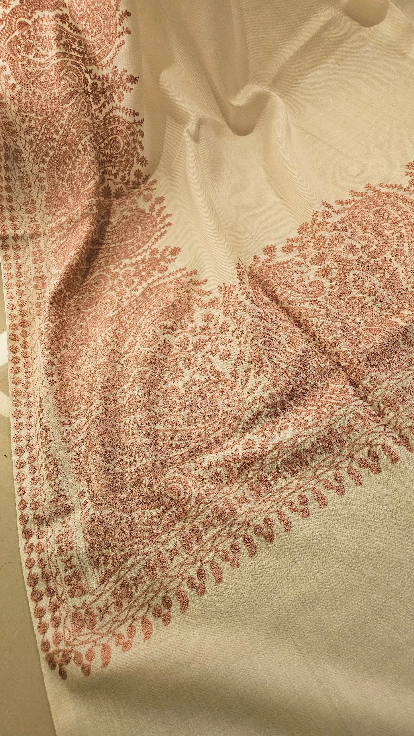 Border embroidered: Pashmina