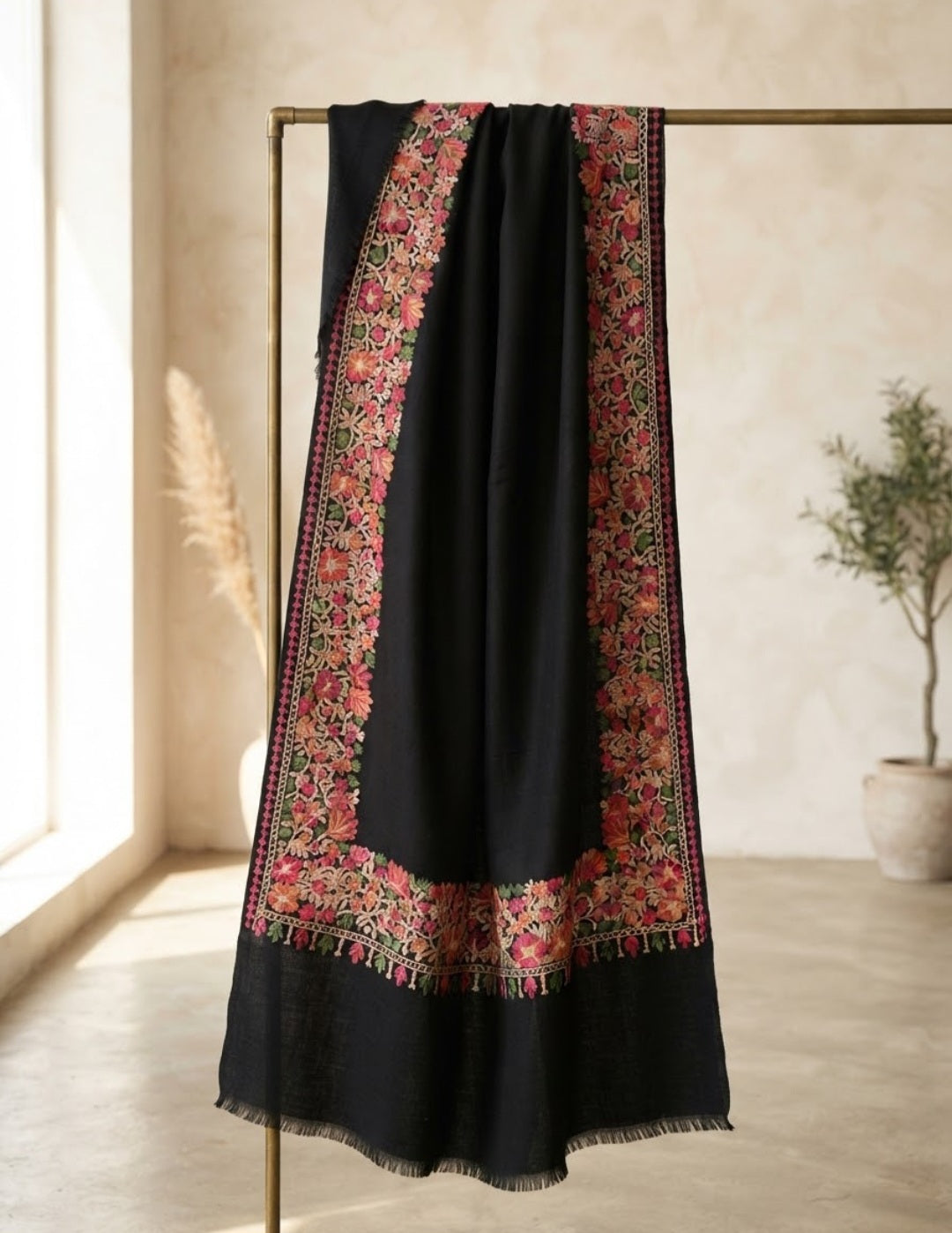 Border embroidered: Pashmina
